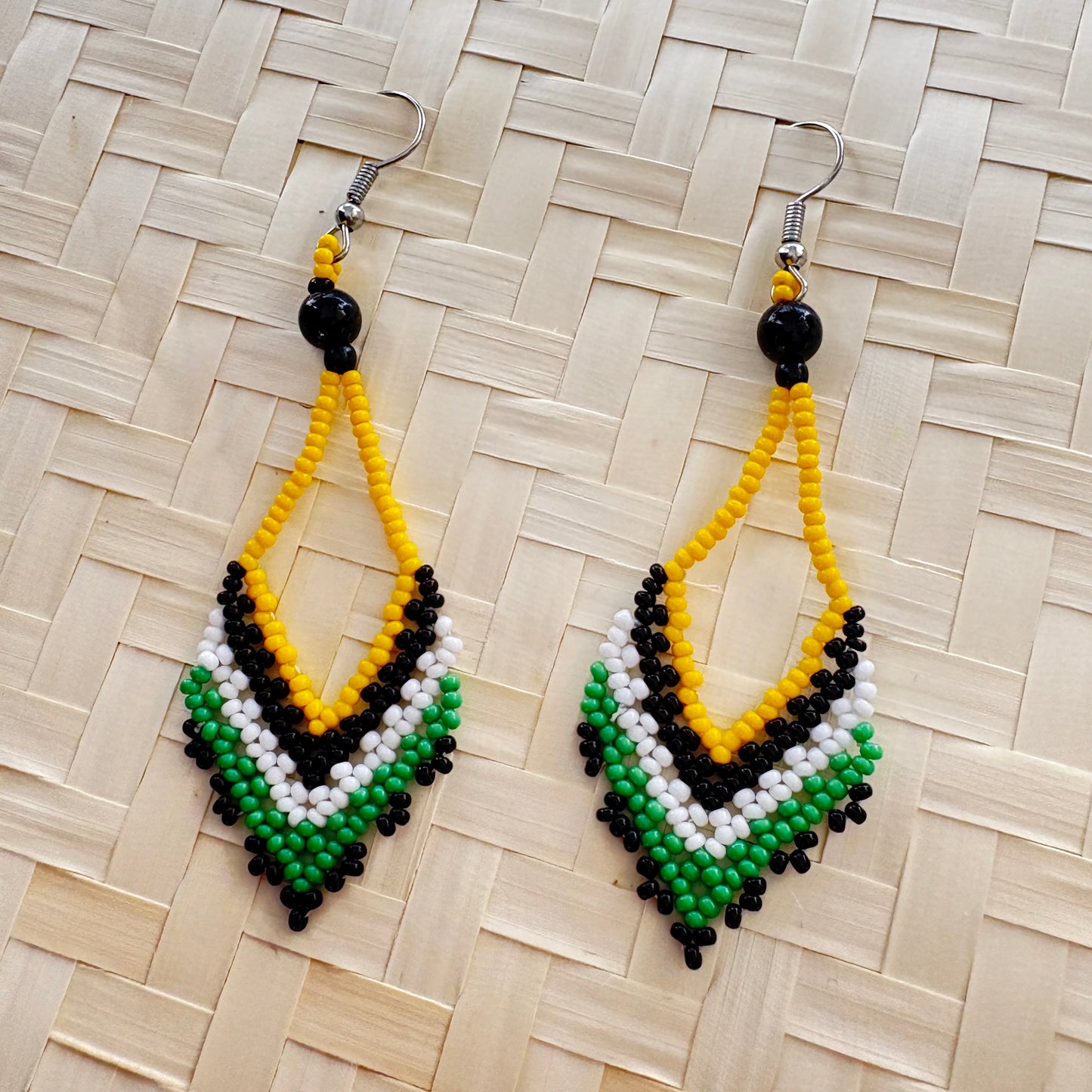 Boucles d'oreilles Miçanga - en V jaune pointe noire - Ethnie Wai Wai