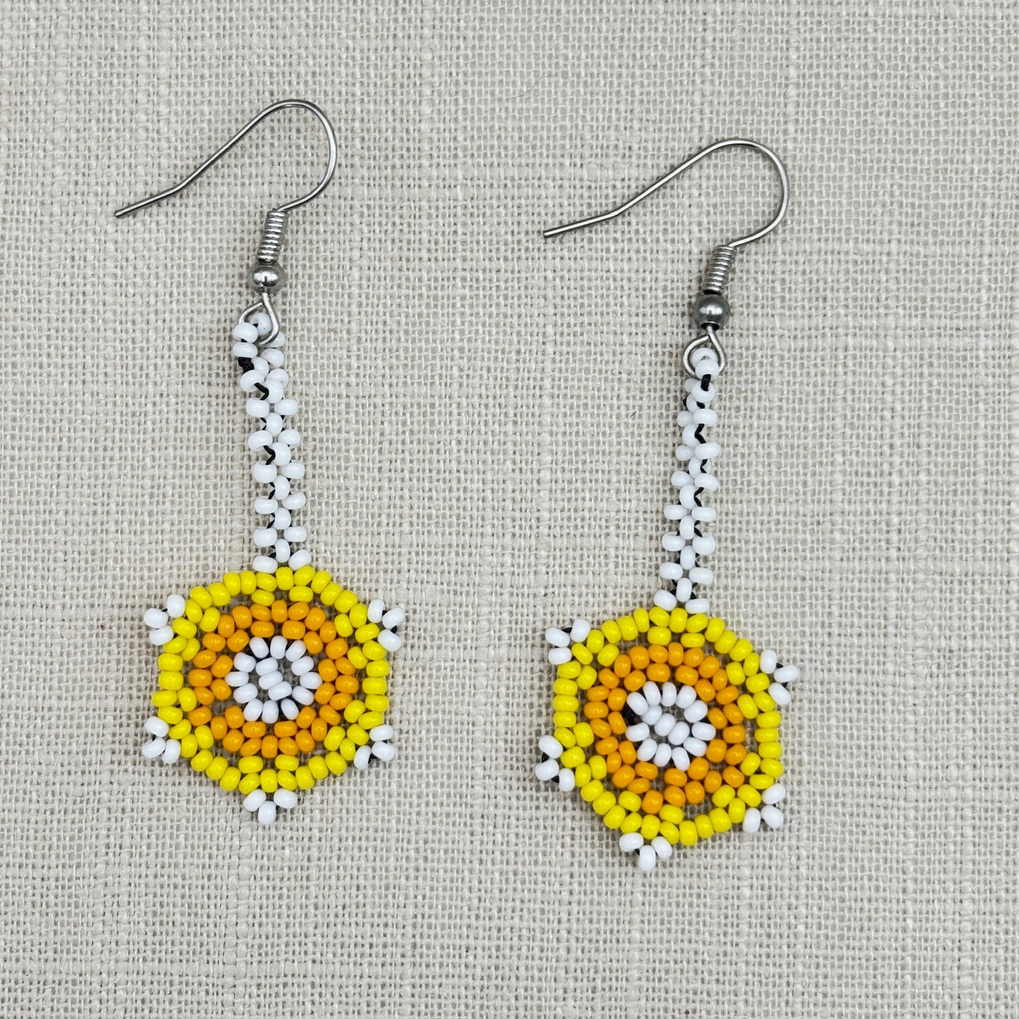 Boucles d'oreilles en perles de verre (miçanga) - Fleur blanche jaune et orange - Ethnie Wai Wai