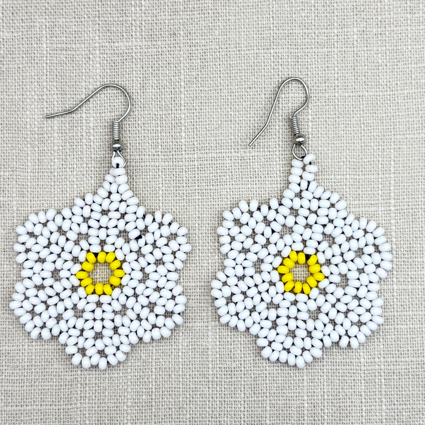 Boucles d'oreilles Miçanga - Fleur blanche coeur jaune - Ethnie Wai Wai