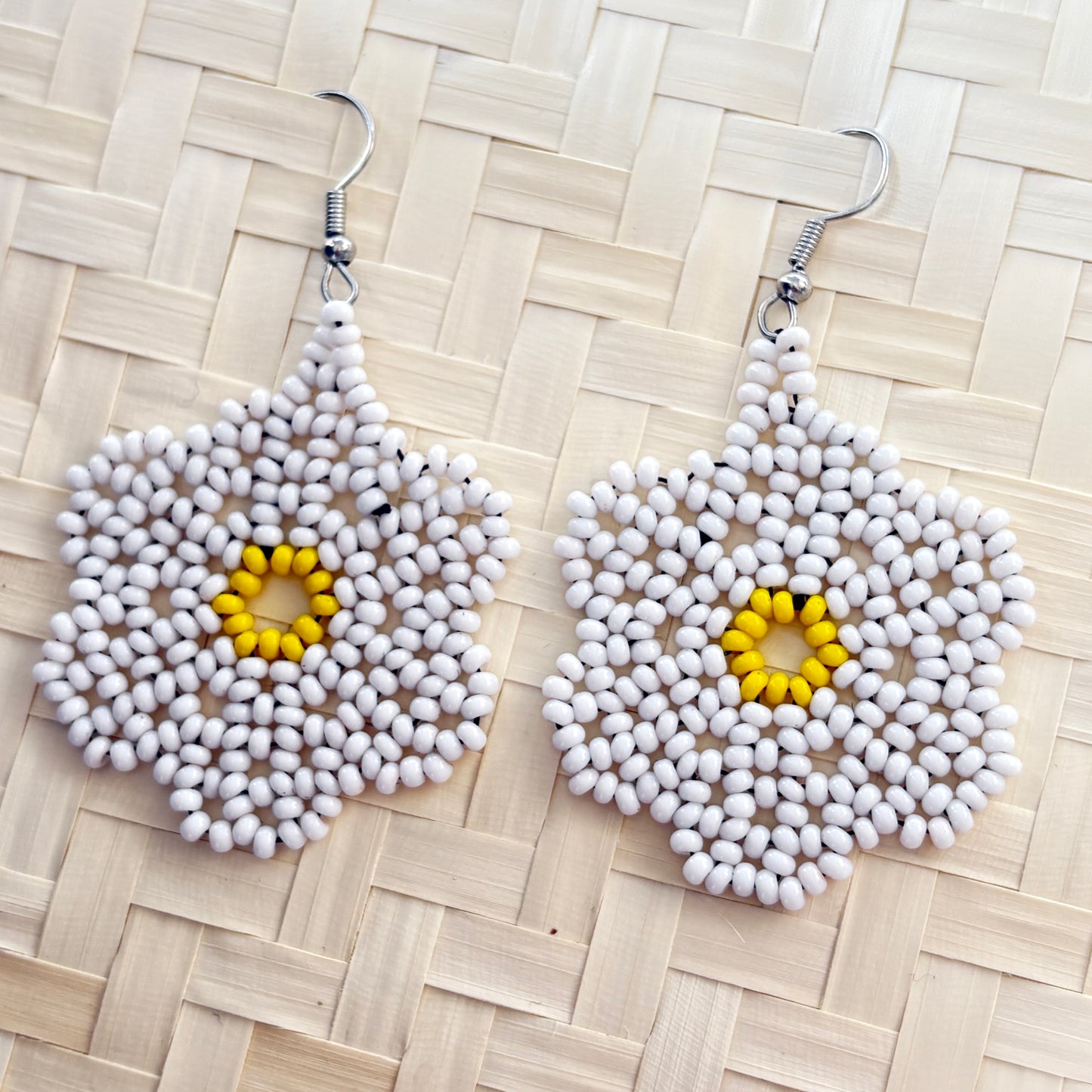 Boucles d'oreilles en perles de verre (miçanga) - Fleur blanche coeur jaune - Ethnie Wai Wai