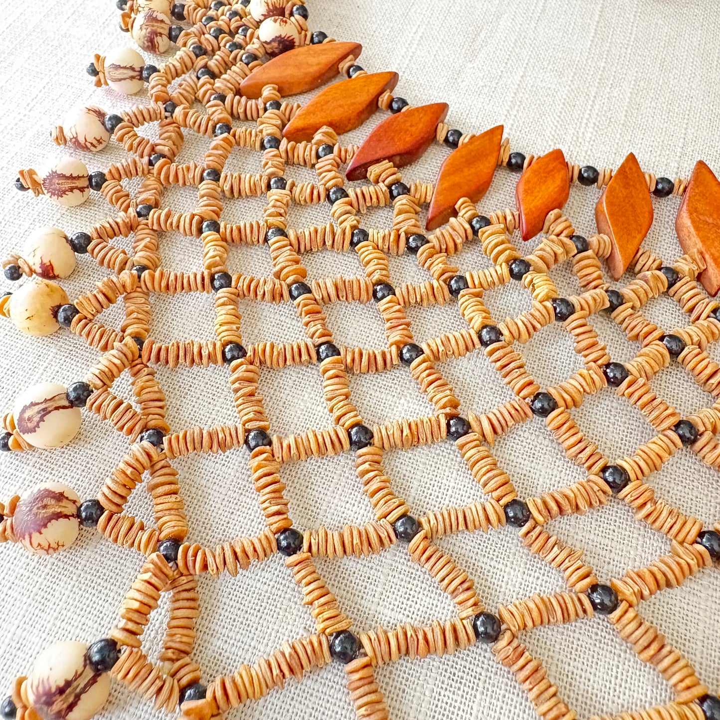 Collier de graines de morototo, açai naturel et du bois - Ethnie Sateré Mawé
