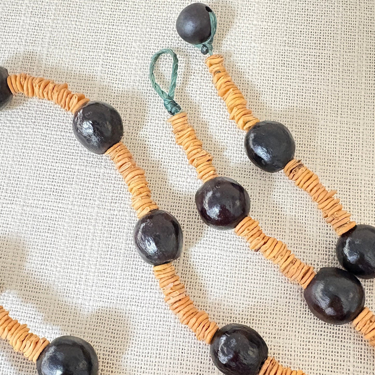 Collier de graines de morototo et saboneteira - Communauté Jamaraqua