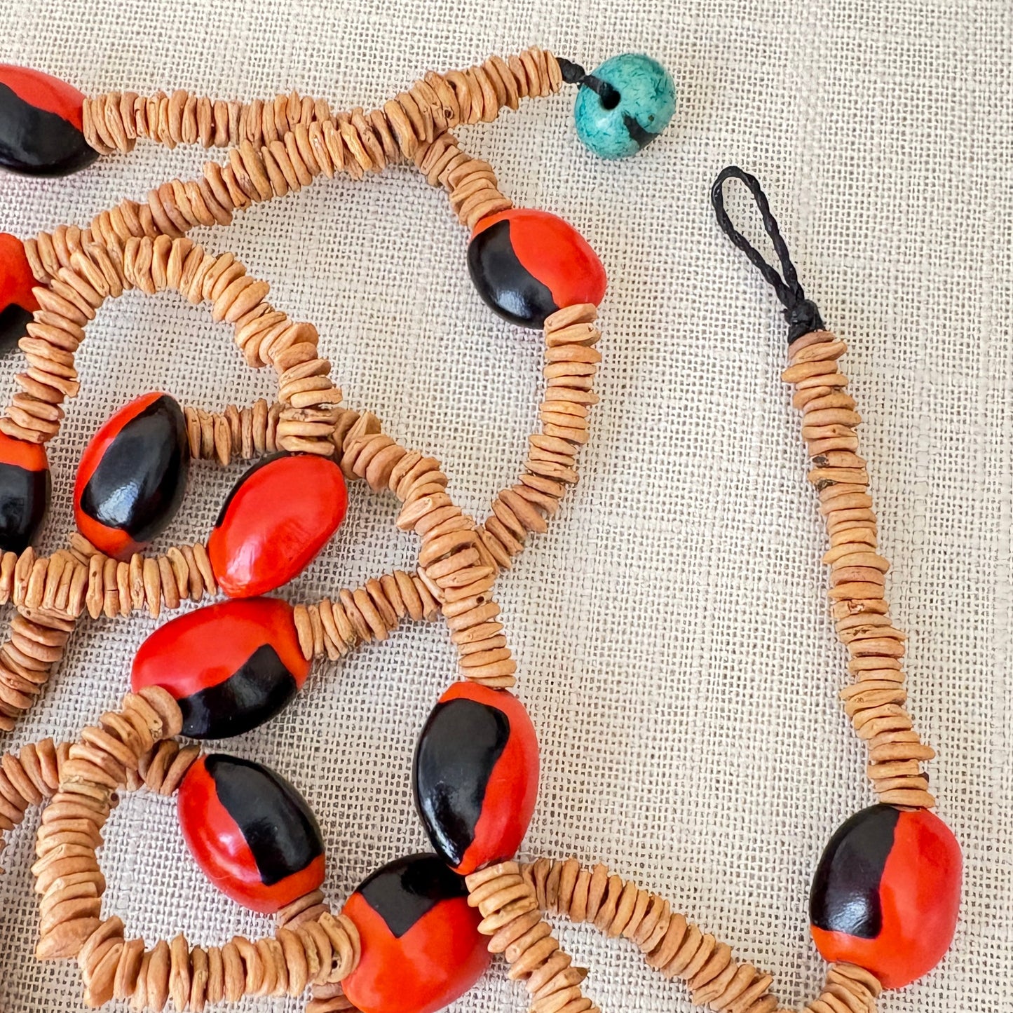 Collier de graines de morototo et tento rouge et noir - long - Communauté Jamaraqua