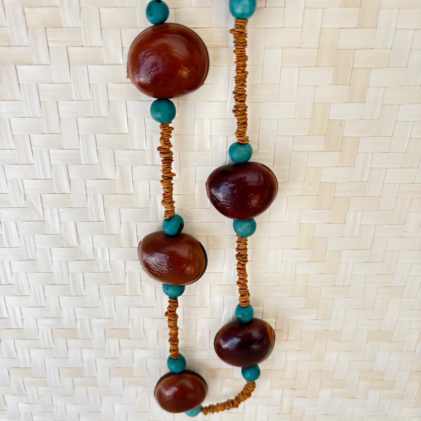 Collier de graines de morototo, olho de boi et açai turquoise - Communauté Jamaraqua