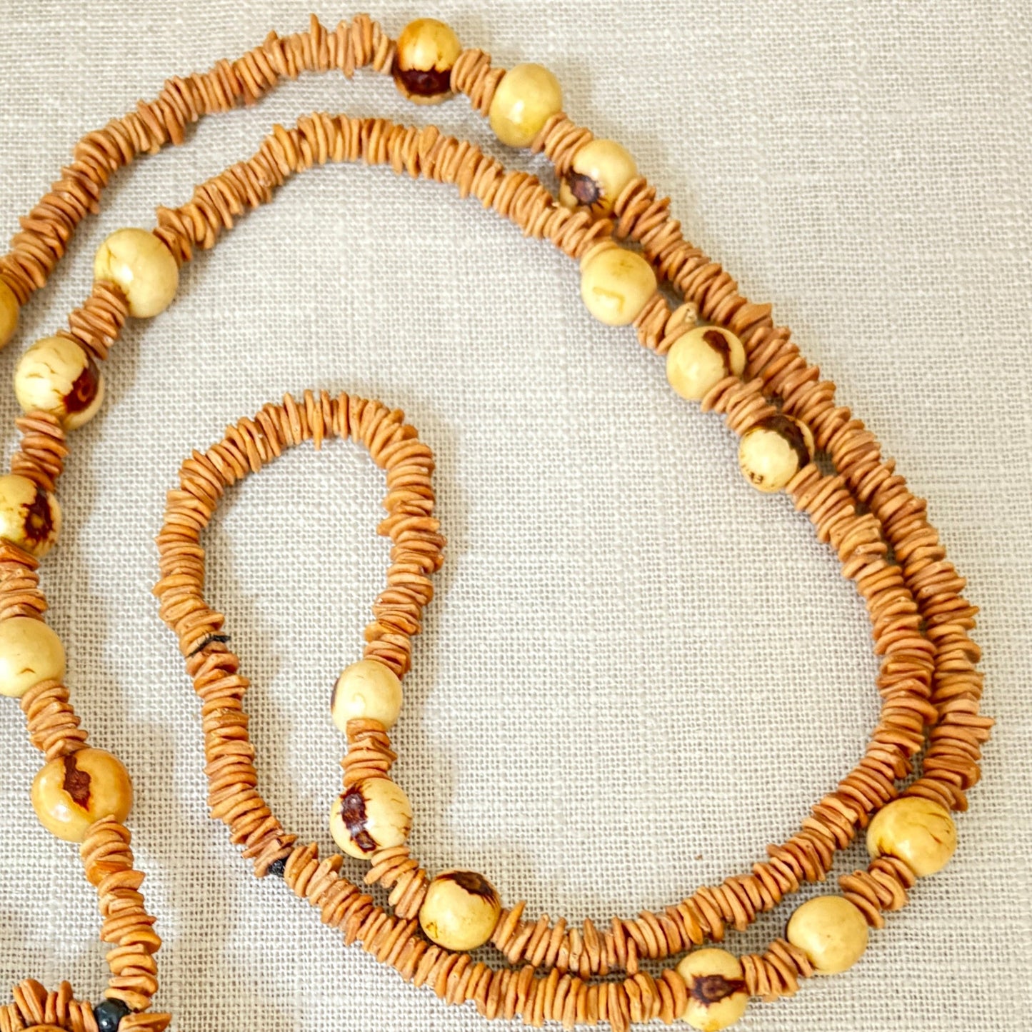 Collier de graines de morototo, açai et olho de boi - Communauté Jamaraqua