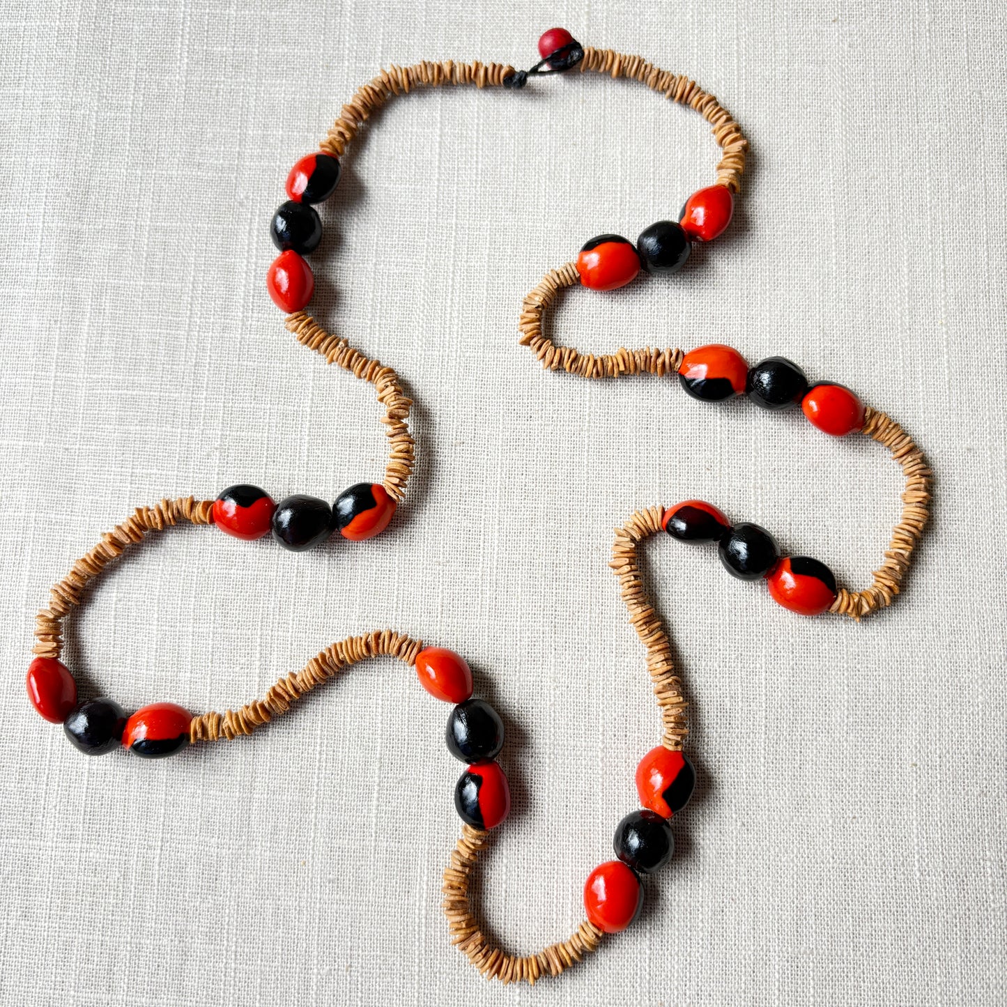 Collier de graines de morototo, tento rouge et noir et saboneteira - Communauté Jamaraqua