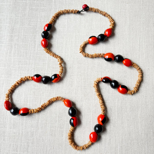 Collier de graines de morototo, tento rouge et noir et saboneteira - Communauté Jamaraqua