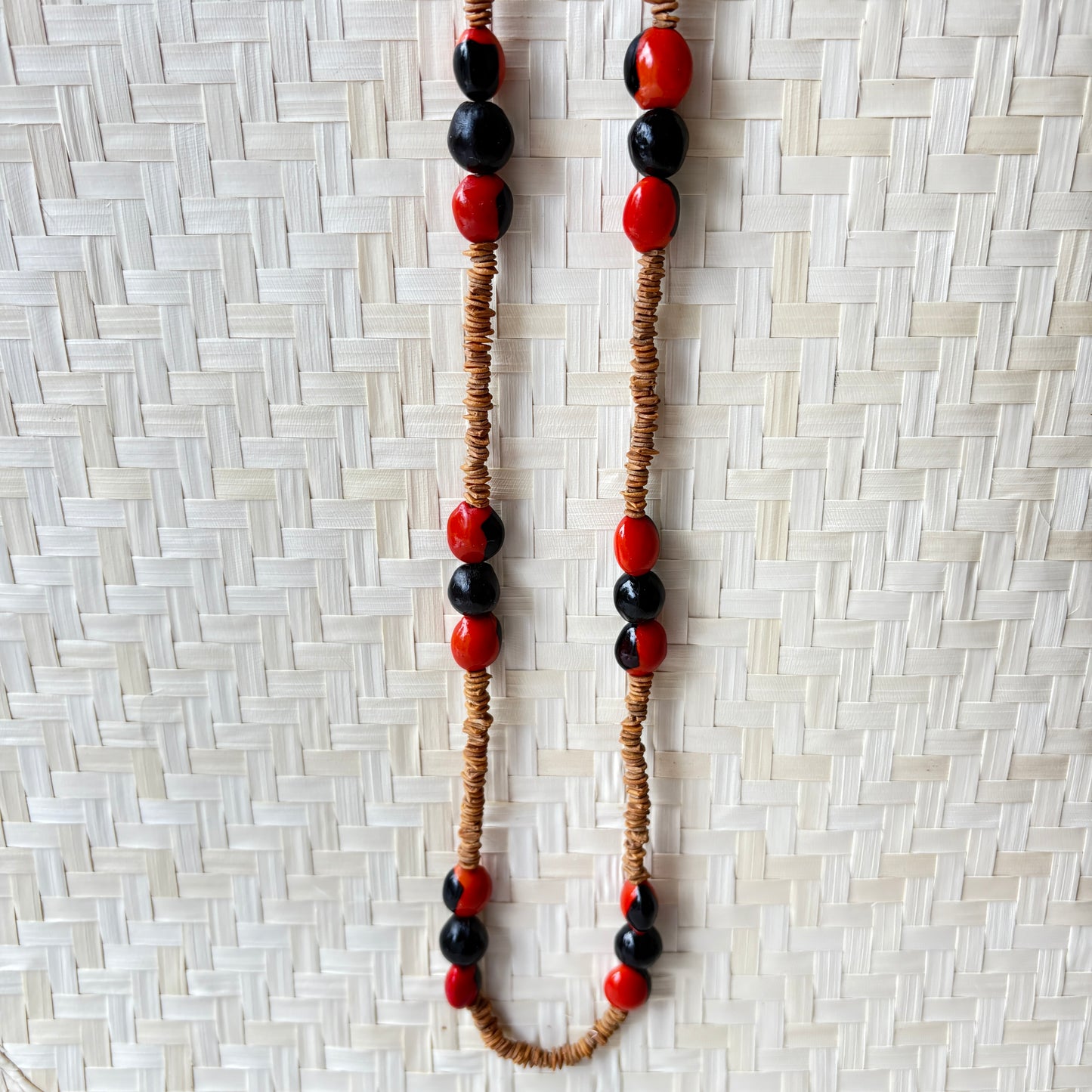 Collier de graines de morototo, tento rouge et noir et saboneteira - Communauté Jamaraqua
