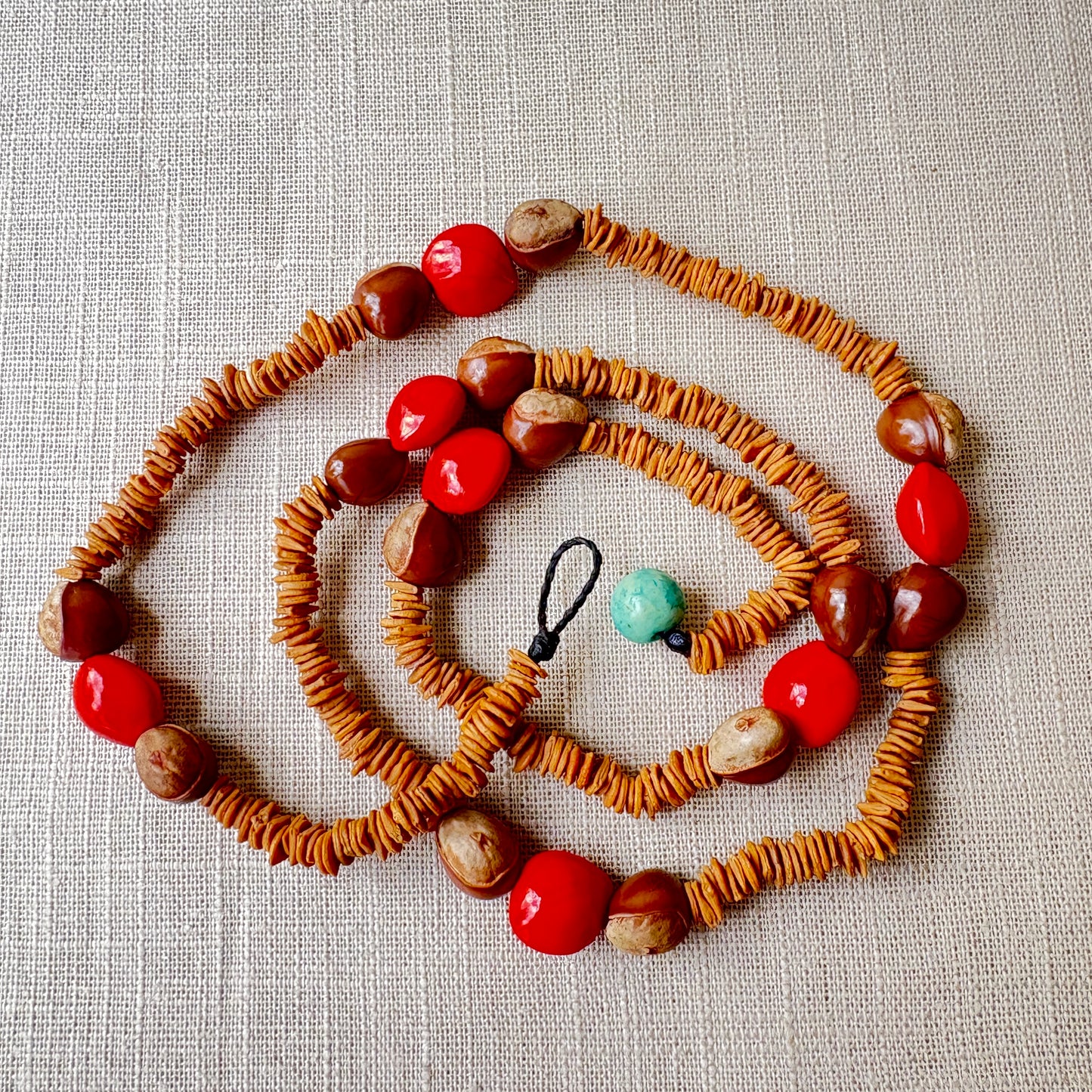 Collier de graines de morototo, tento rouge et saboneteira jaune - Communauté Jamaraqua