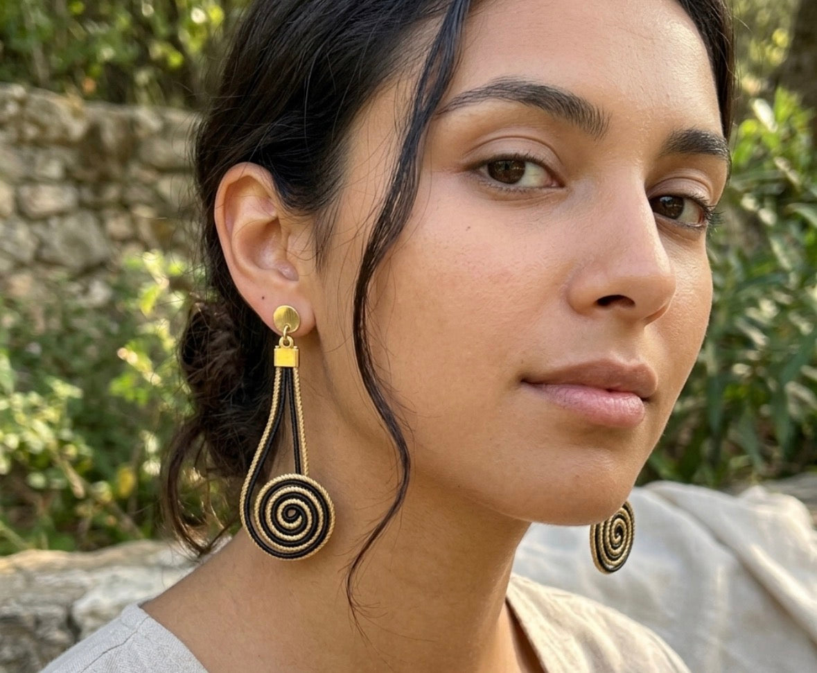 Boucles d'oreilles Capim Dourado et buriti noir spirale