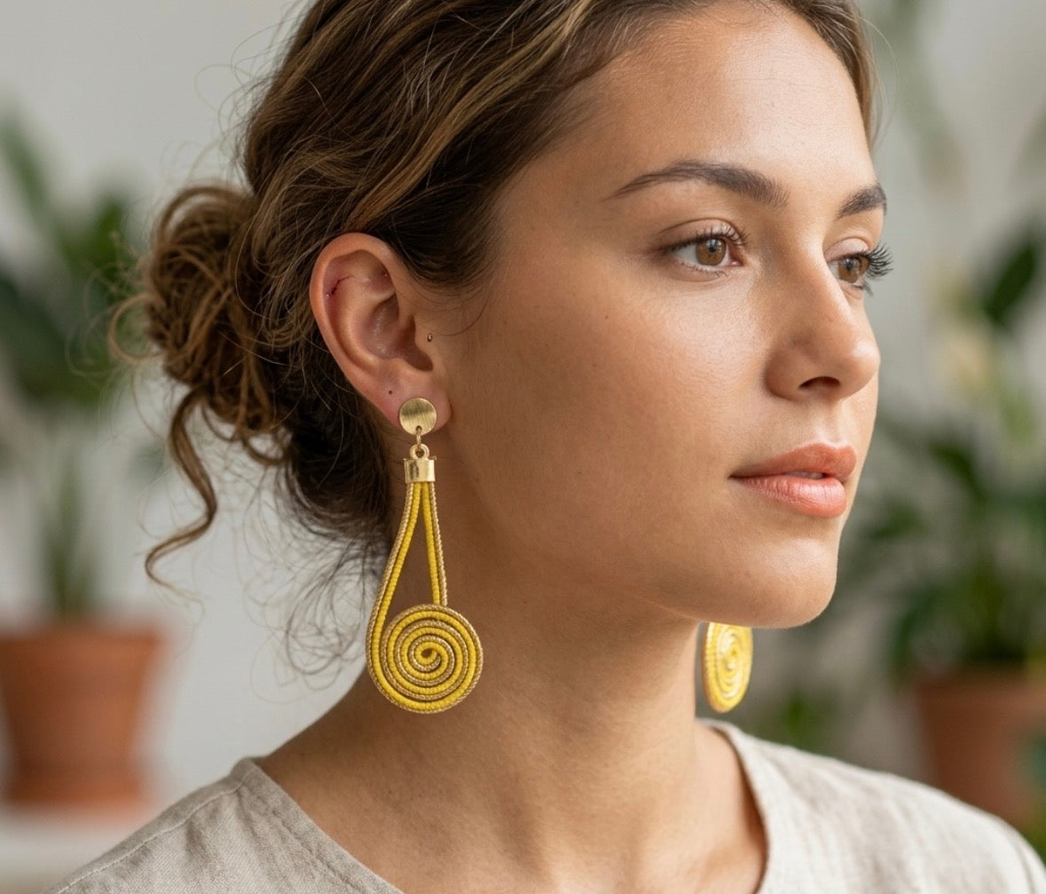 Boucles d'oreilles Capim Dourado et buriti jaune spirale