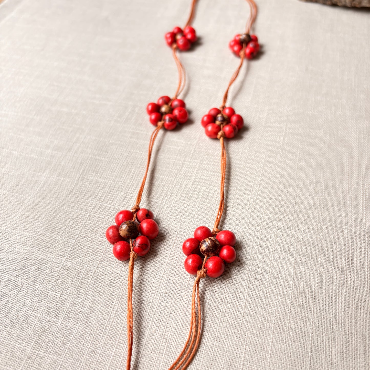 Collier de graines d'açai rouges 7 fleurs - Ethnie Borari