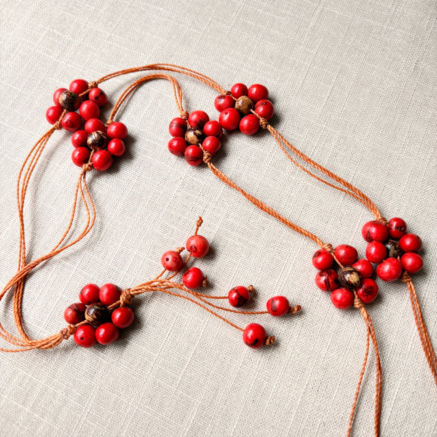 Collier de graines d'açai rouges 7 fleurs - Ethnie Borari
