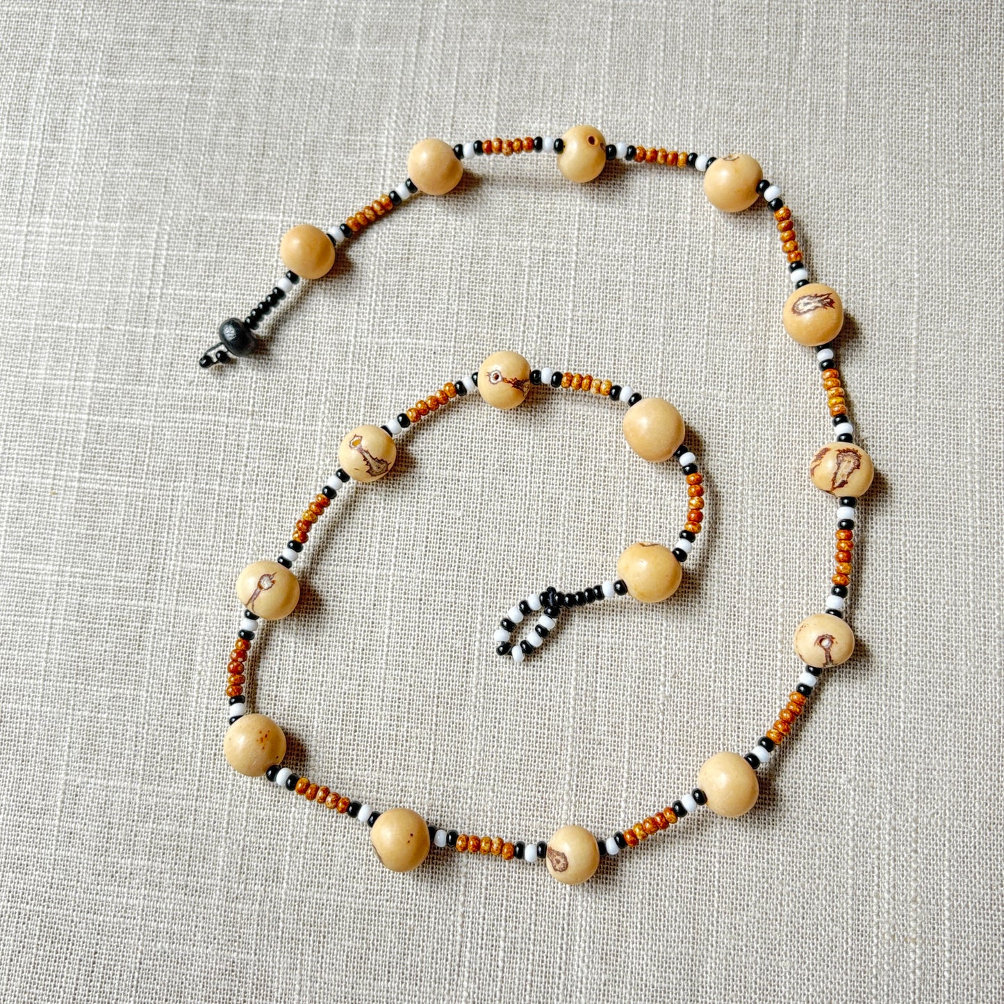 Collier en perles de verre (miçanga) marron noir et blanc et graines d'açai - Ethnie Wai Wai
