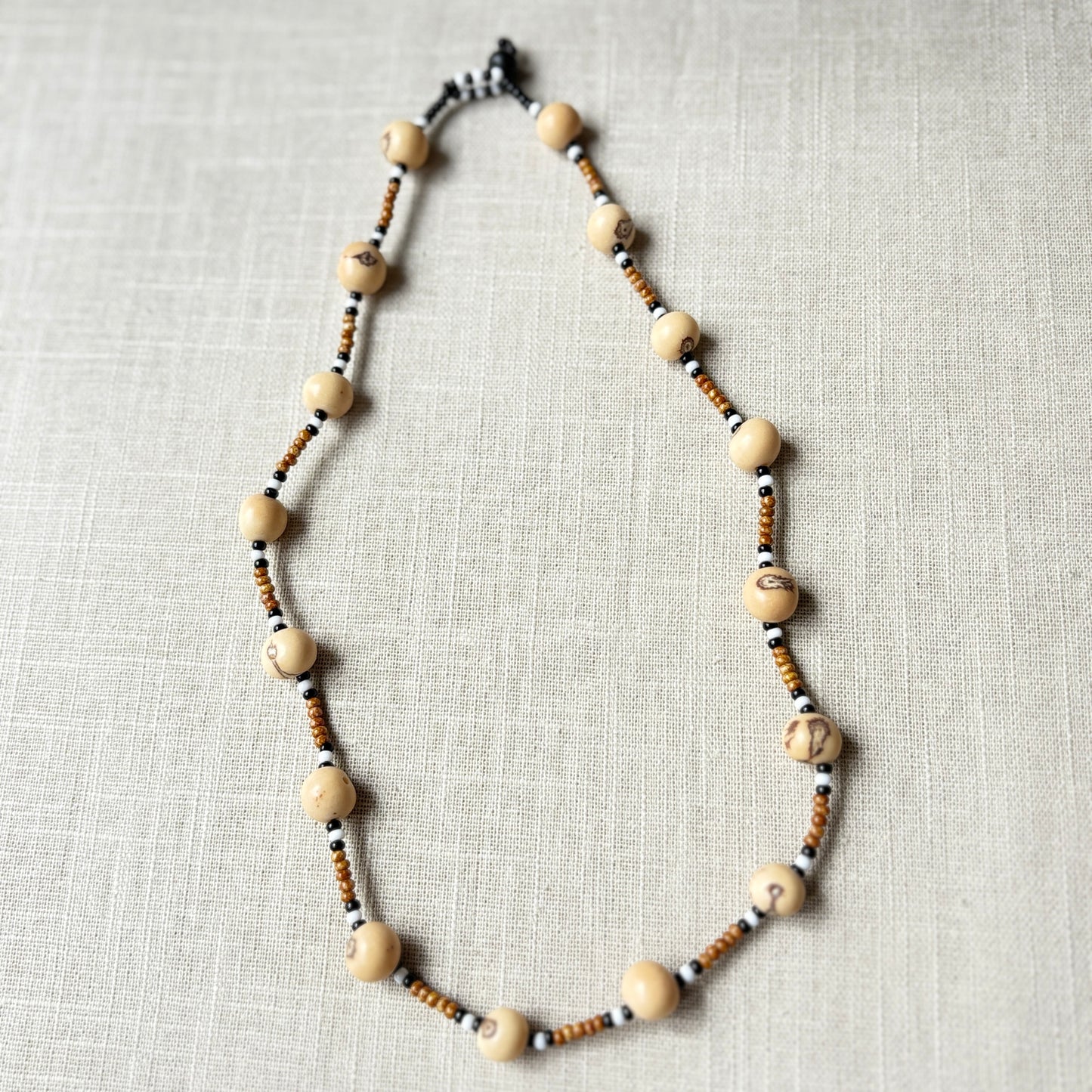 Collier en perles de verre (miçanga) marron noir et blanc et graines d'açai - Ethnie Wai Wai