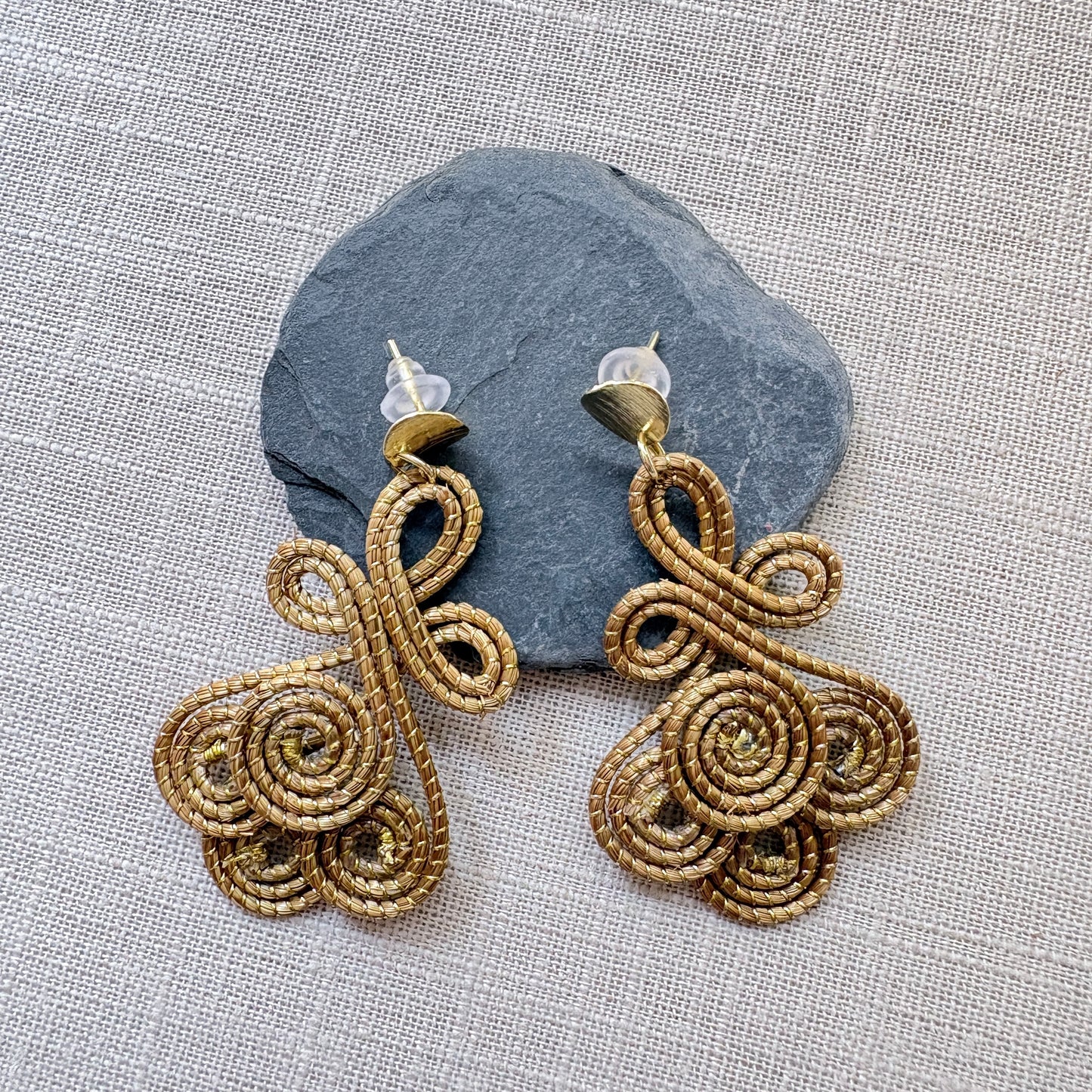Boucles d'oreilles capim dourado quatre spirales superposées