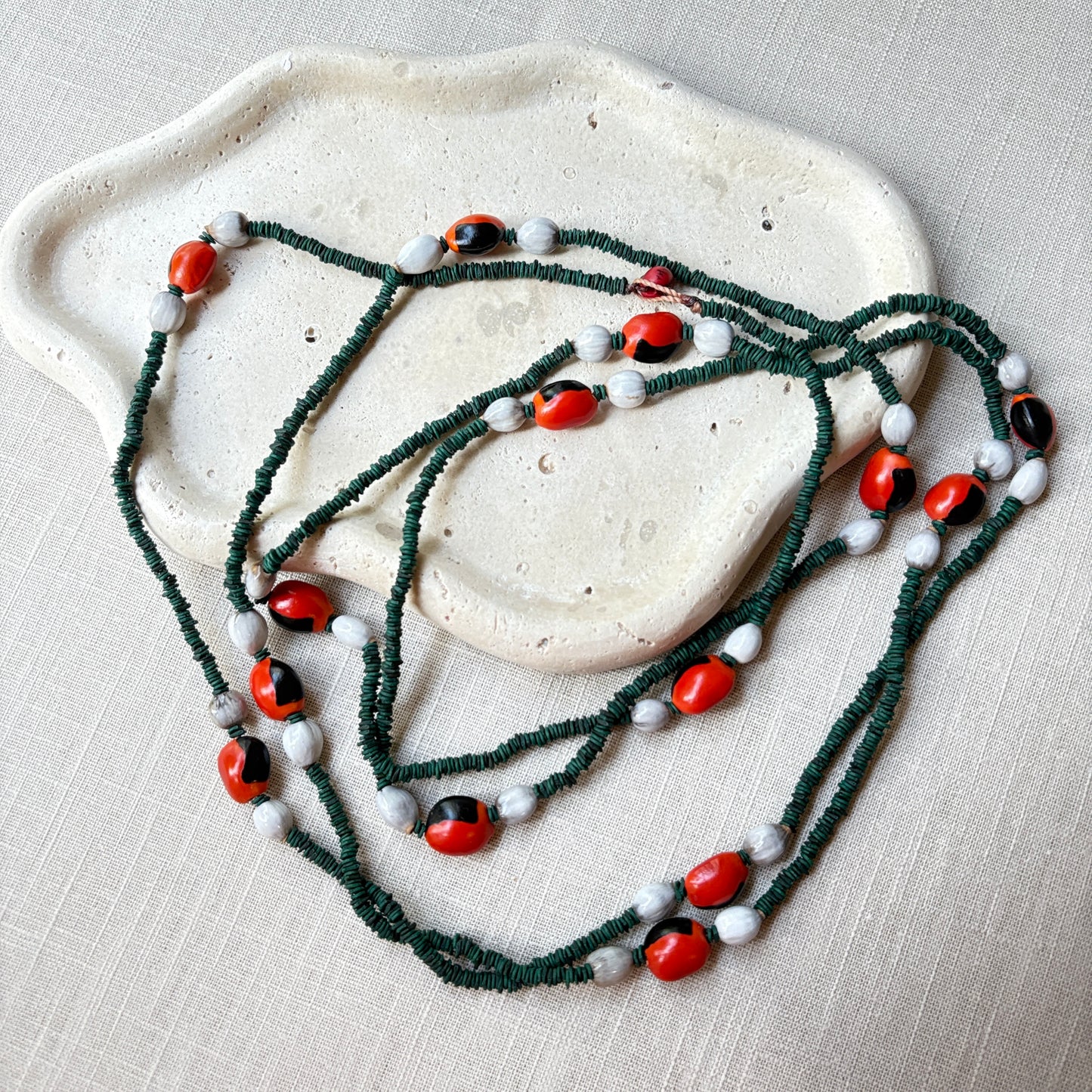 Collier de graines de morototo teintées vertes, tento et larmes de Job