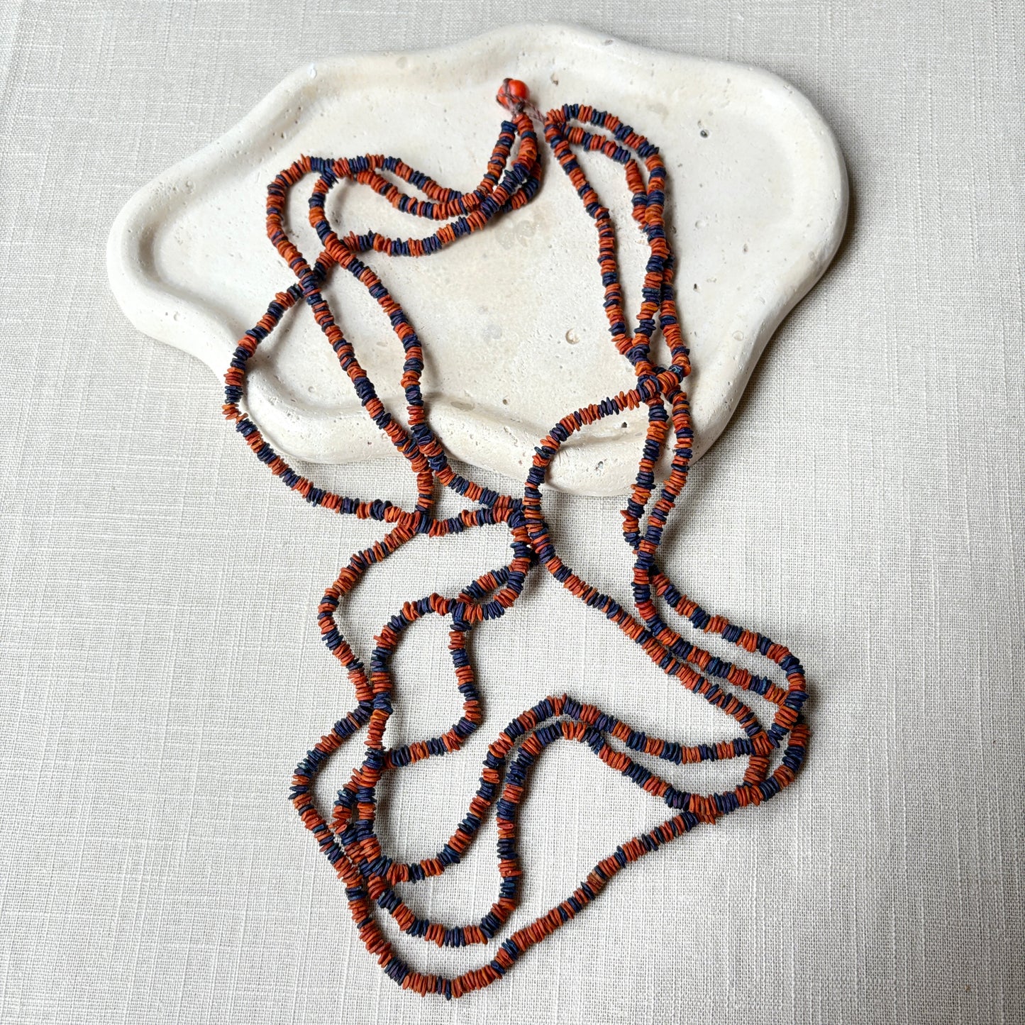 Collier de graines de morototo bicolores 3 lignes et fermeture açai orange - Communauté Jamaraqua