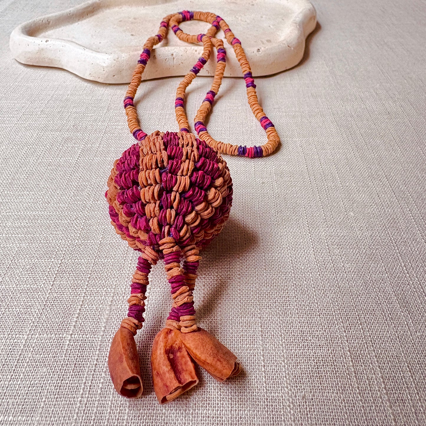 Collier en graines naturelles de morototo avec pendentif boule - Ethnie Wai Wai