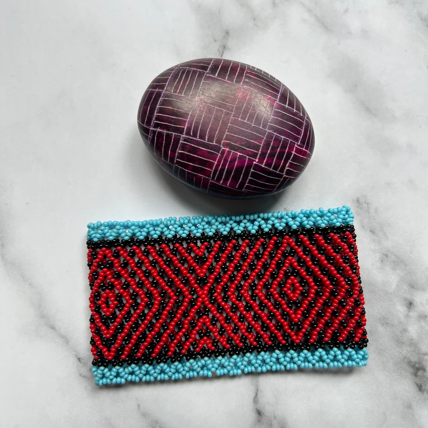 Bracelet en perles de verre (Miçanga) - rouge, noir et bleu - Ethnie Mehinako