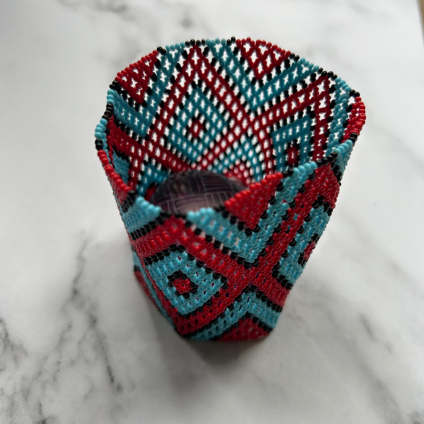 Bracelet en perles de verre (Miçanga) - losanges rouge bleu et noir - Ethnie Kayapo