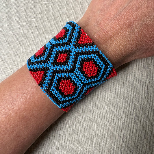 Bracelet en perles de verre (Miçanga) - petite taille - bleu rouge et noir - Ethnie Kayapo