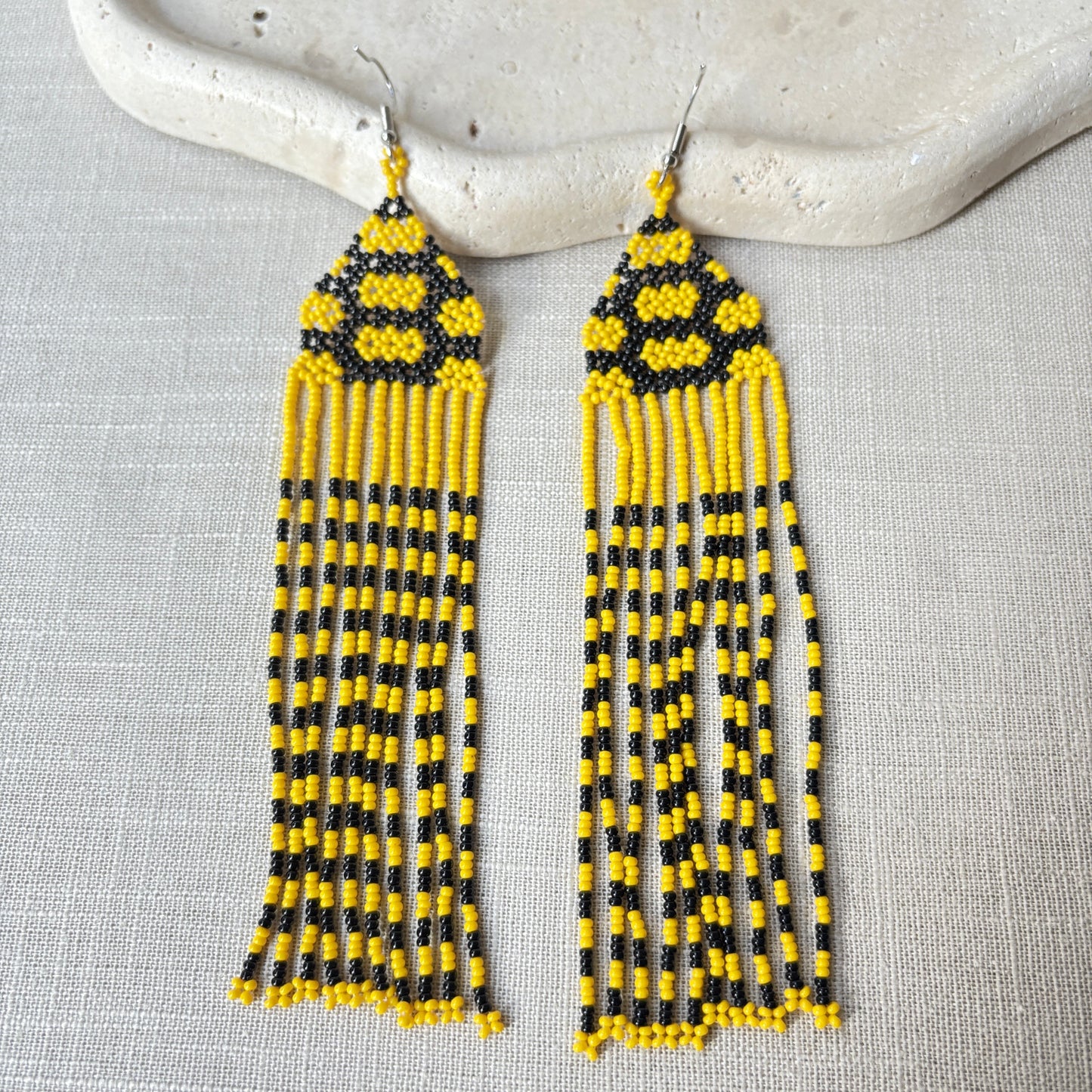 Boucles d'oreilles en perles de verre (Miçanga) - jaune et noir - Ethnie Kayapo