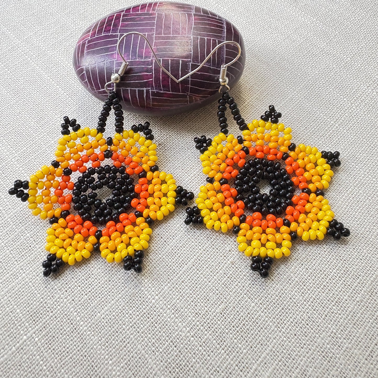 Boucles d'oreilles en perles de verre (miçanga) - Fleur noir jaune et orange - Ethnie Wai Wai