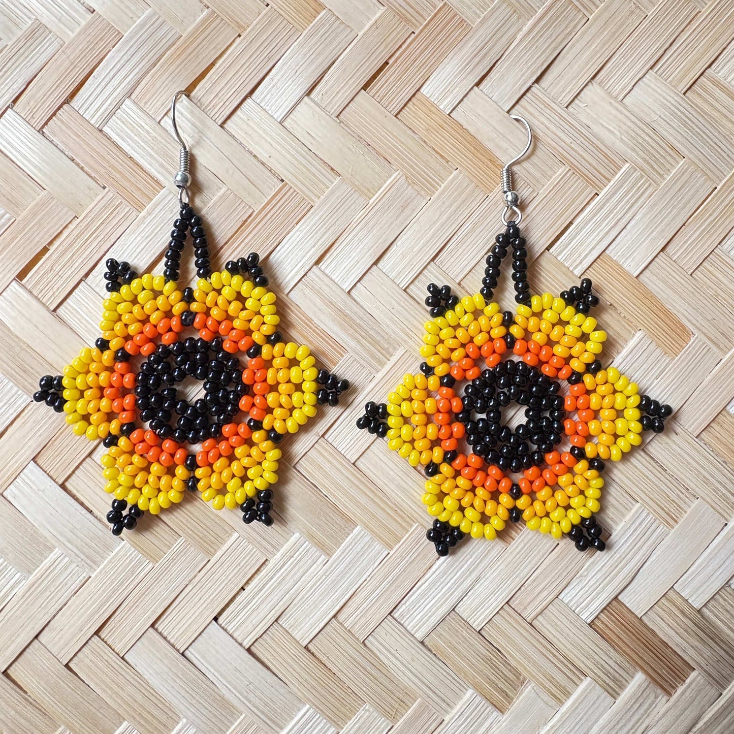 Boucles d'oreilles en perles de verre (miçanga) - Fleur noir jaune et orange - Ethnie Wai Wai