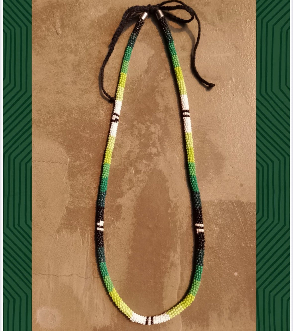 Collier corail en perles de verre (miçanga) - Vert blanc et noir - Ethnie Borari