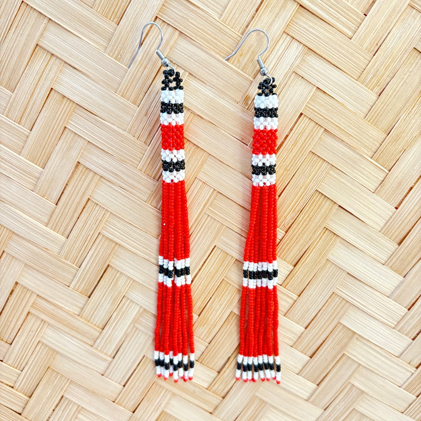 Boucles d'oreilles en perles de verre (Miçanga) - franges rouge noir et blanc - Ethnie Kayapo