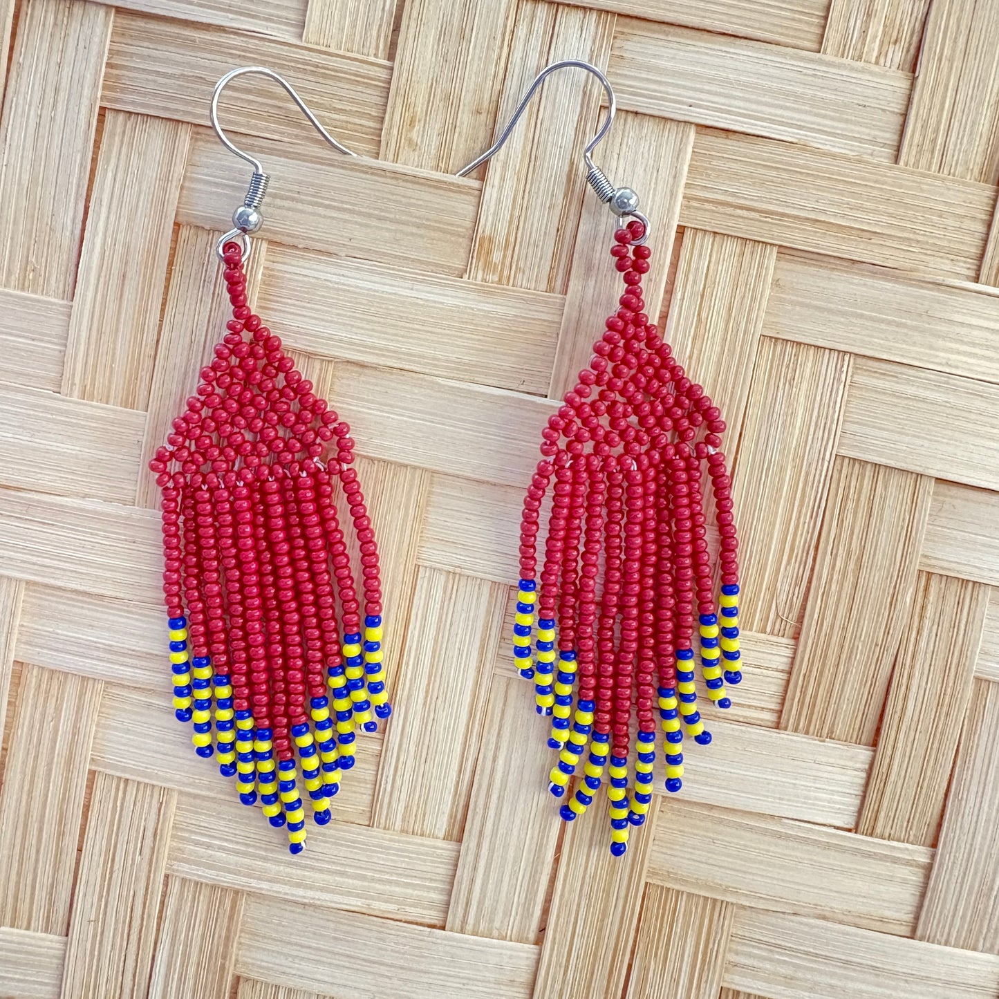 Boucles d'oreilles en perles de verre (Miçanga) - bordeaux jaune et bleu - Ethnie Kayapo