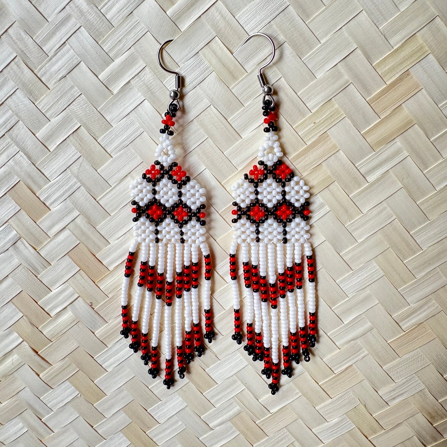 Boucles d'oreilles en perles de verre (Miçanga) - blanc noir rouge - Ethnie Kayapo