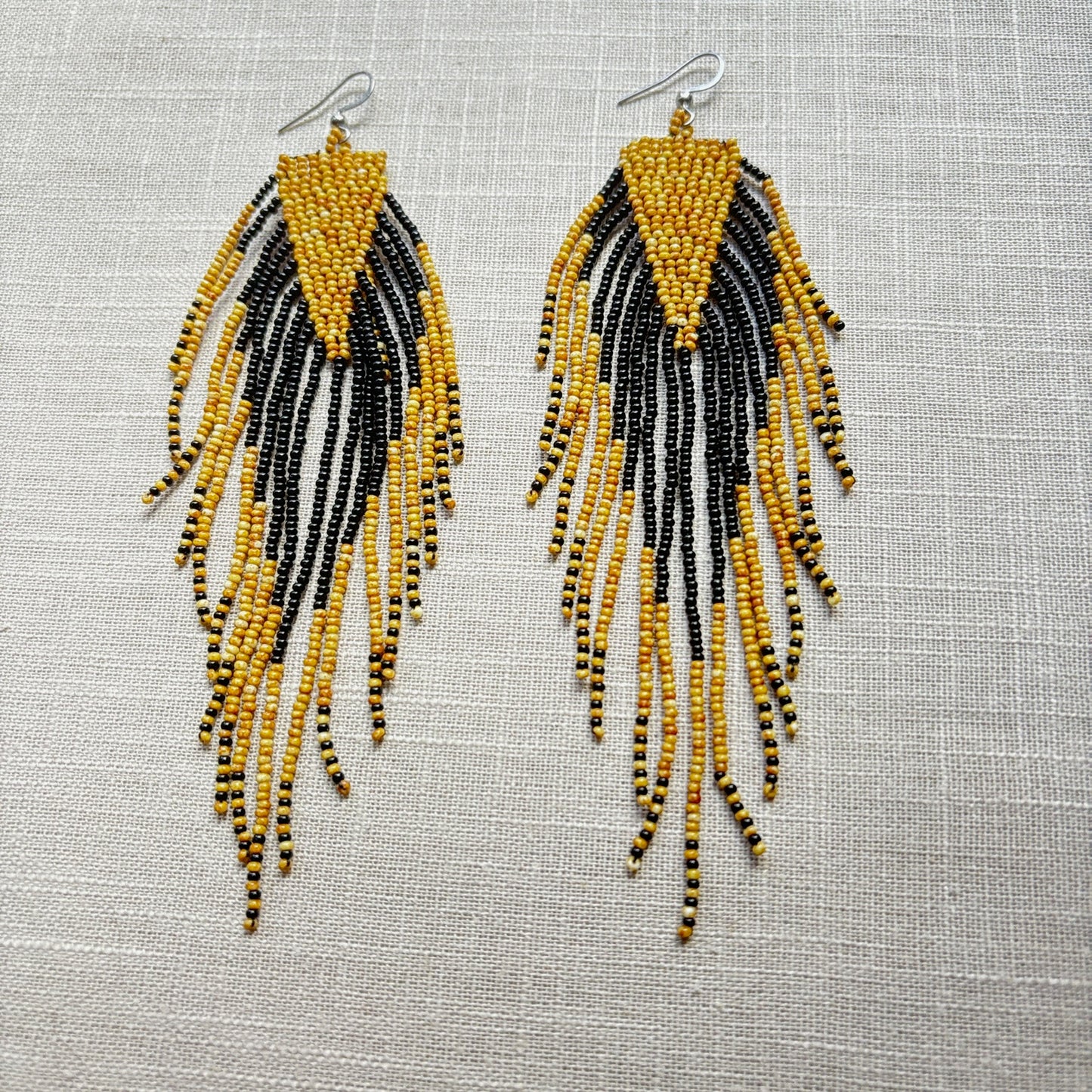 Boucles d'oreilles en perles de verre (Miçanga) - Noir et beige à franges - Ethnie Borari
