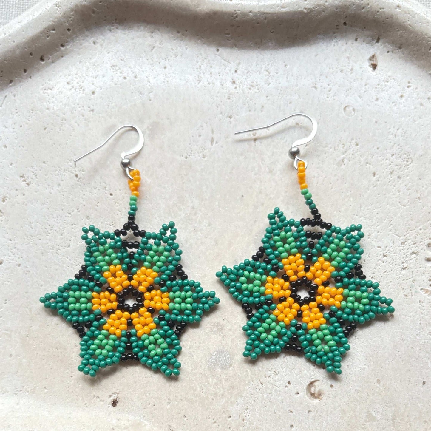 Boucles d'oreilles en perles de verre (Miçanga) - Fleur vert noir et orange - Ethnie Borari
