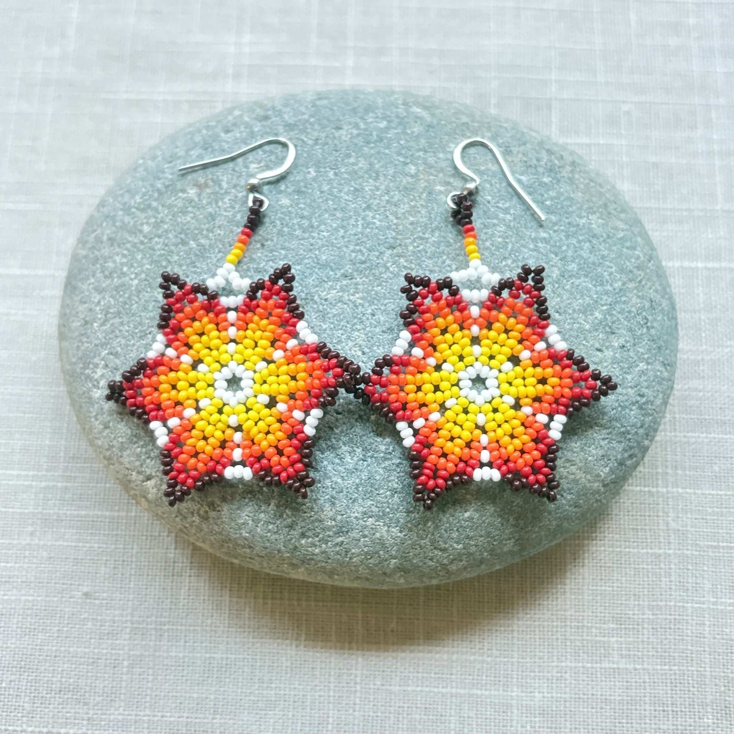 Boucles d'oreilles en perles de verre (Miçanga) - Fleur noir rouge jaune blanc - Ethnie Borari