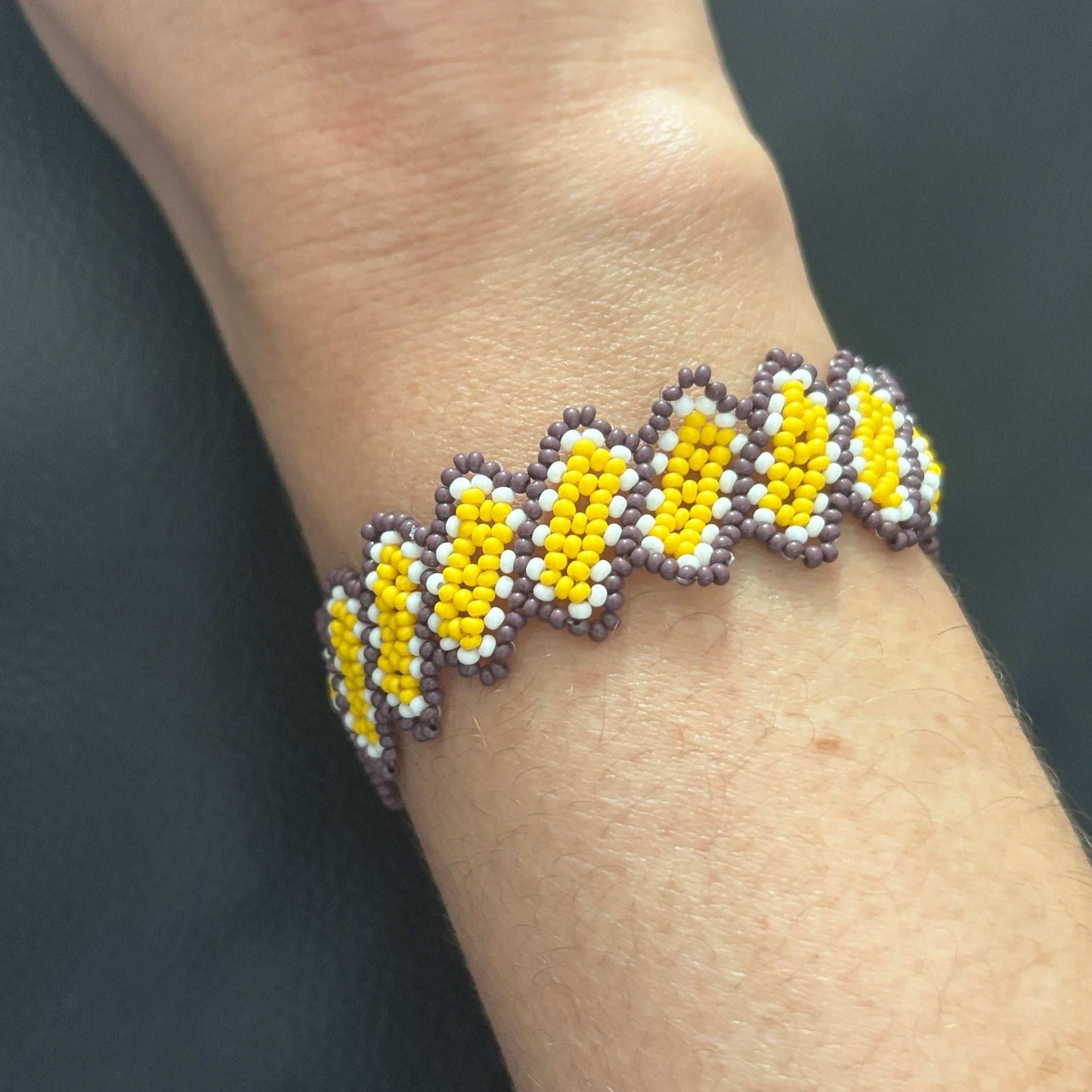 Bracelet en perles de verre (Miçanga) - fin - jaune marron blanc - Ethnie Borari