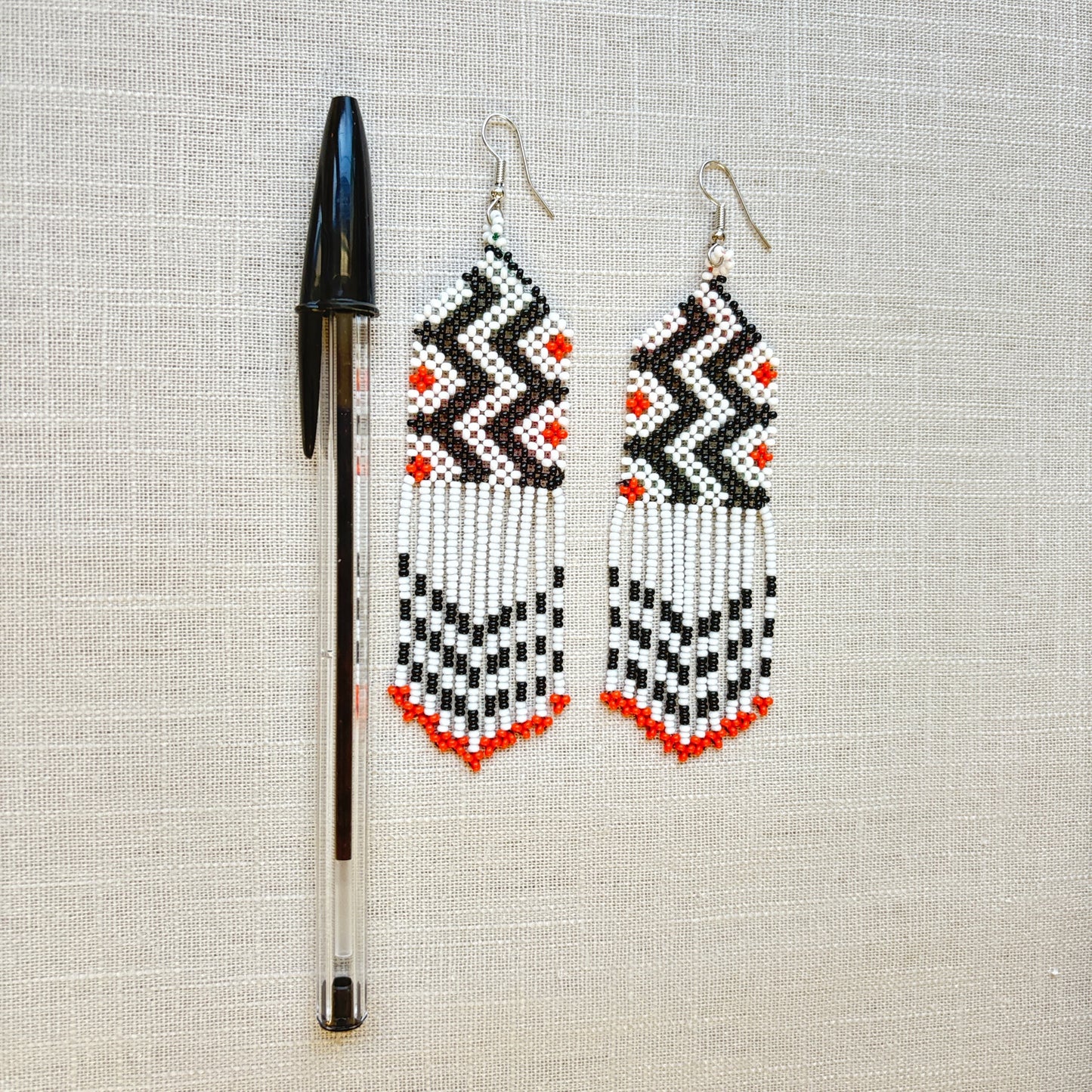 Boucles d'oreilles en perles de verre (miçanga) - blanc noir et pointes oranges - Ethnie Wai Wai