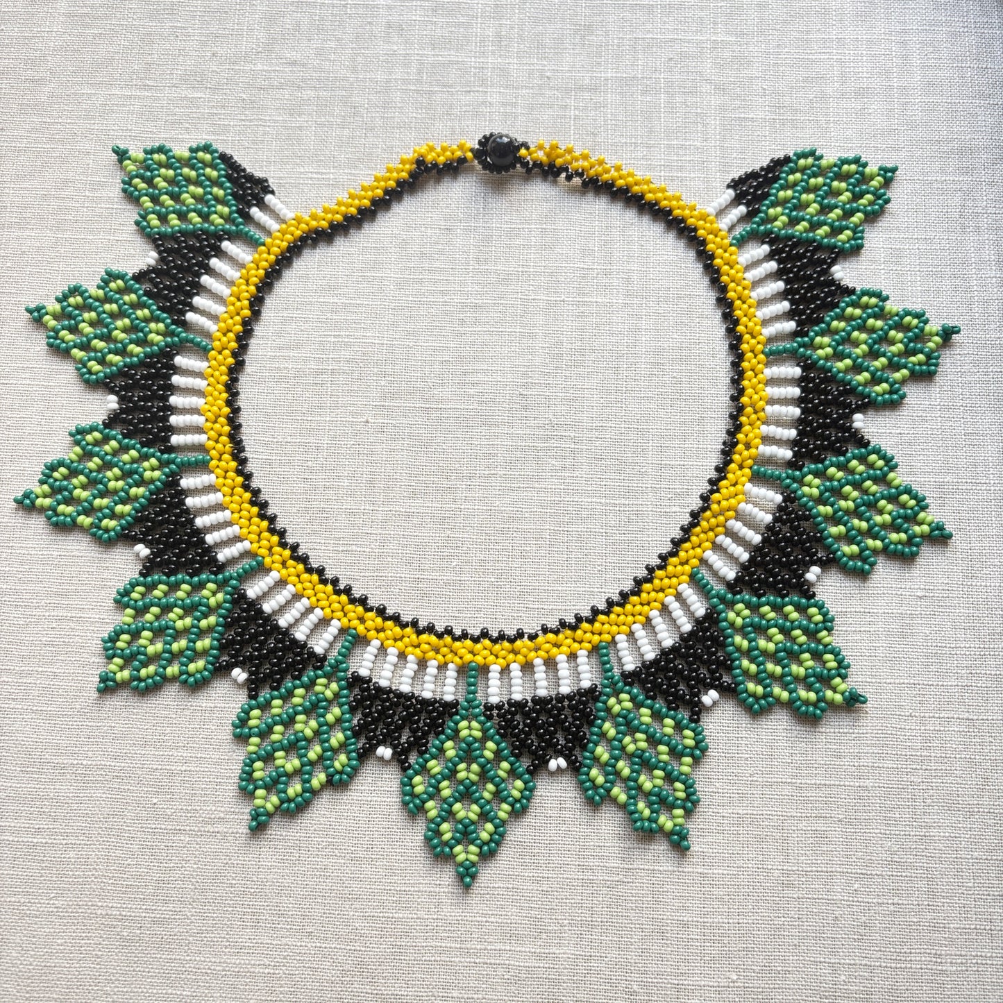 Collier en perles de verre - ras de cou vert noir et jaune - Ethnie Galibi-Marworno