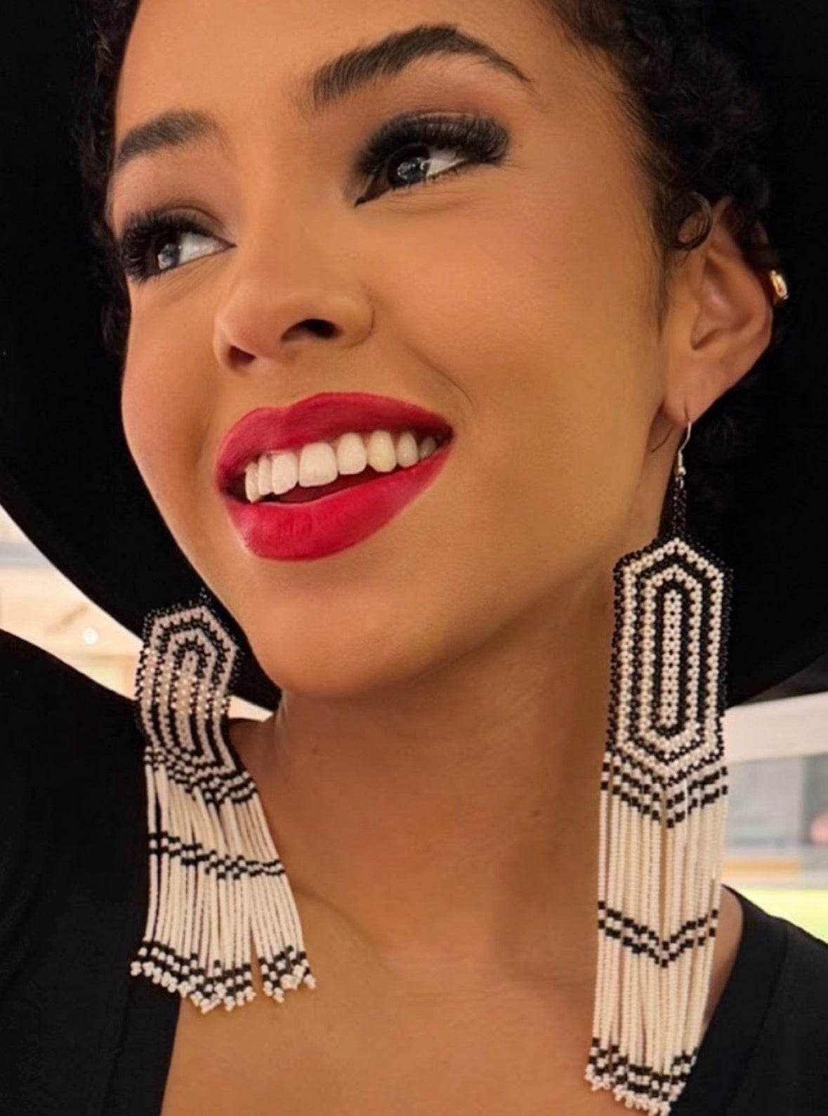 Boucles d'oreilles perles de verre (Miçanga) - blanc et noir grand modèle - Ethnie Kayapo