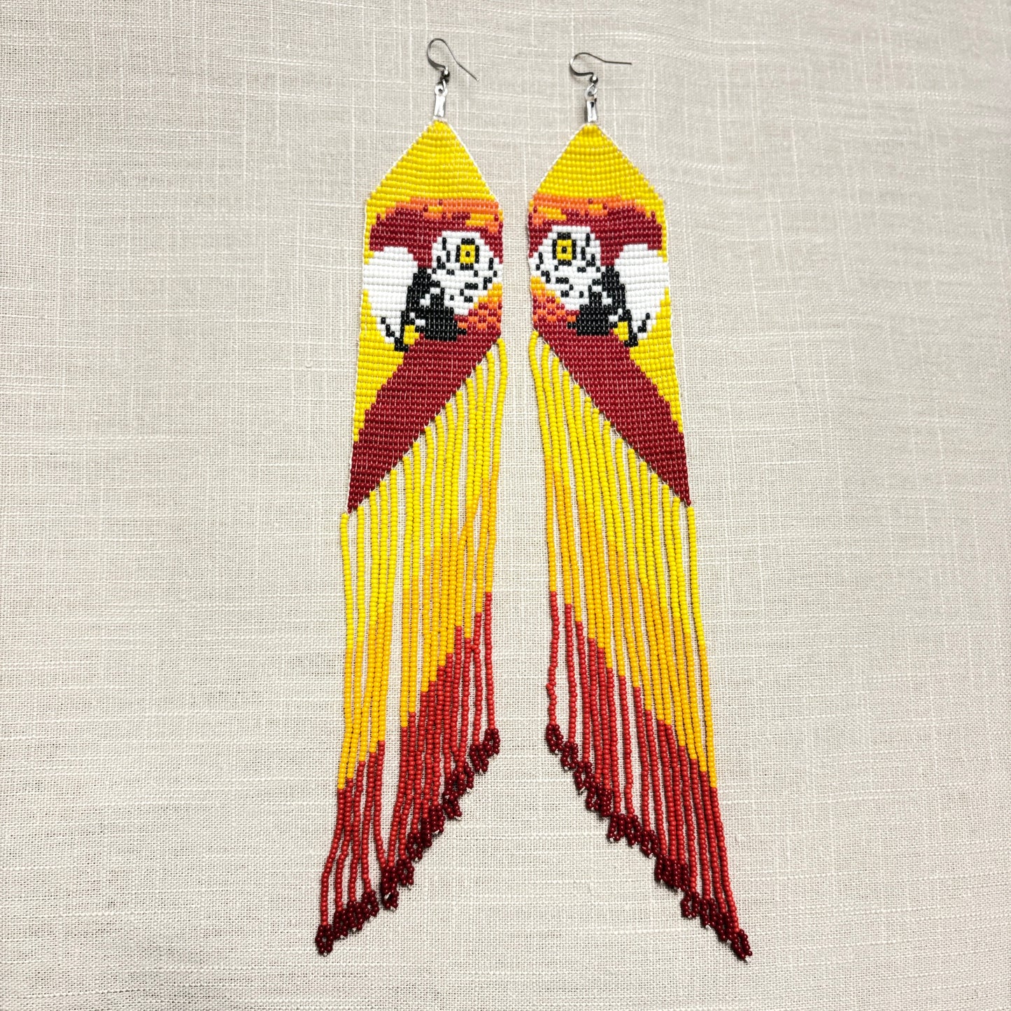 Boucles d'oreilles en perles de verre (Miçanga) - Motif Ara rouge fond jaune - Ethnie Borari