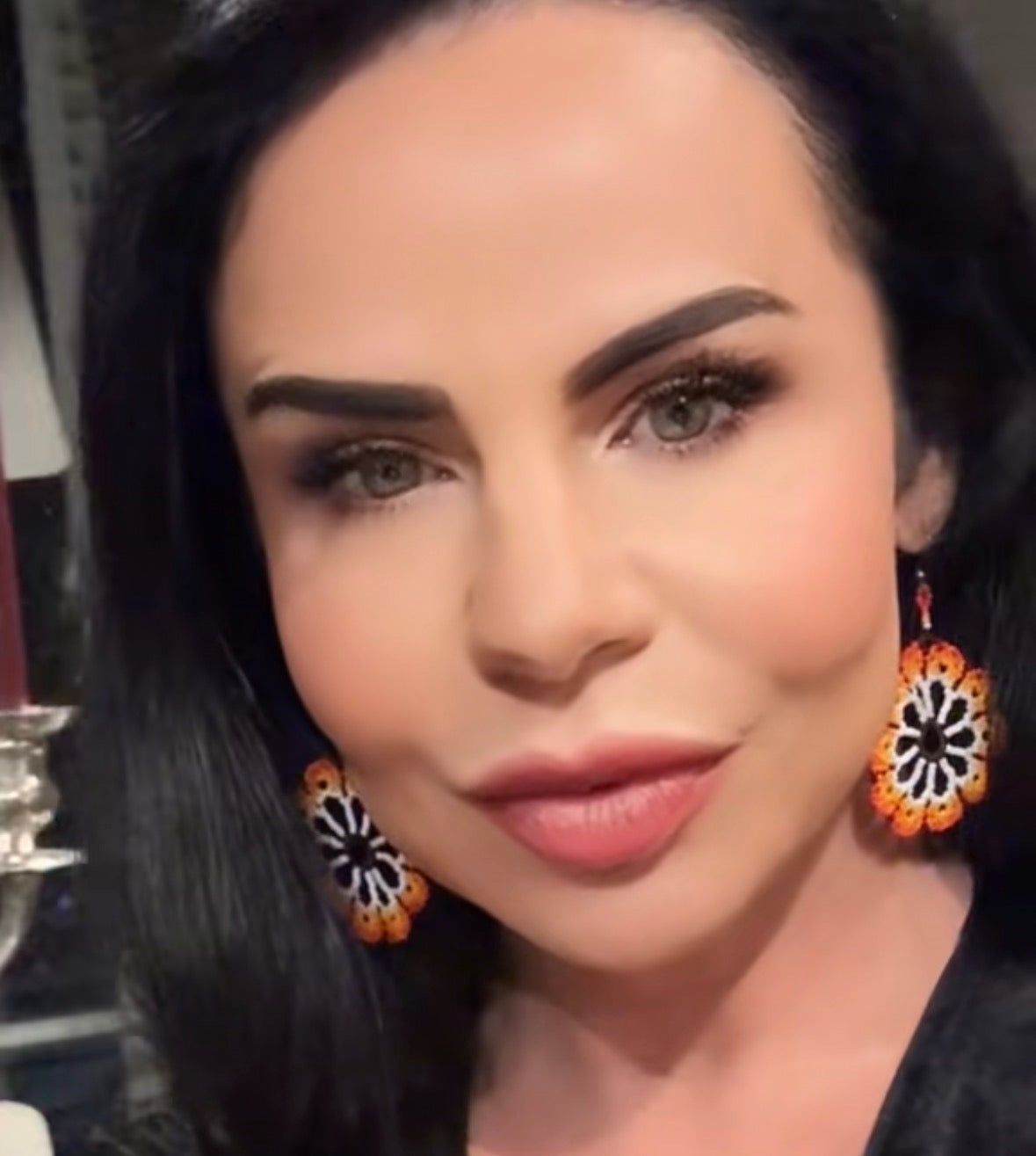 Boucles d'oreilles en perles de verre (Miçanga) - Fleur rouge orange blanc - Ethnie Borari