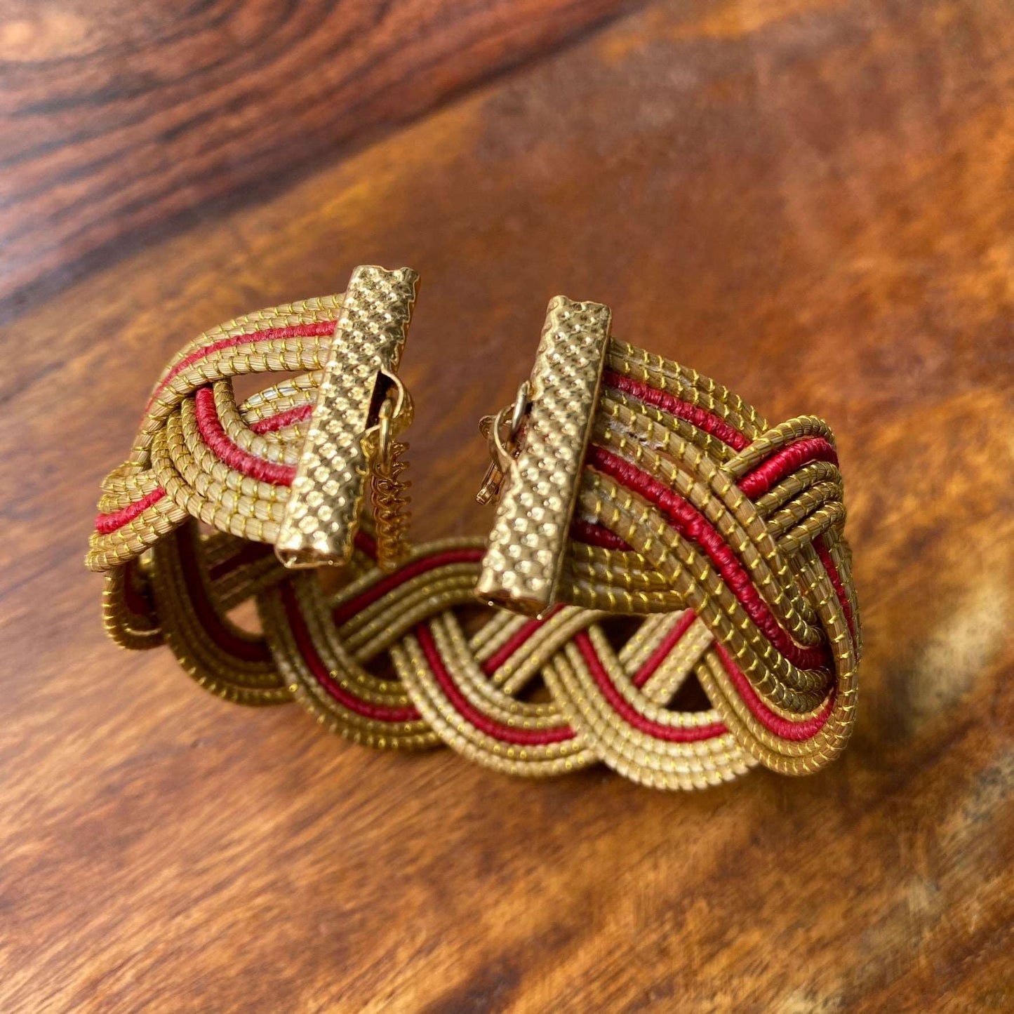 Bracelet Capim Dourado tressé et fibre de palmier buriti teintée rouge