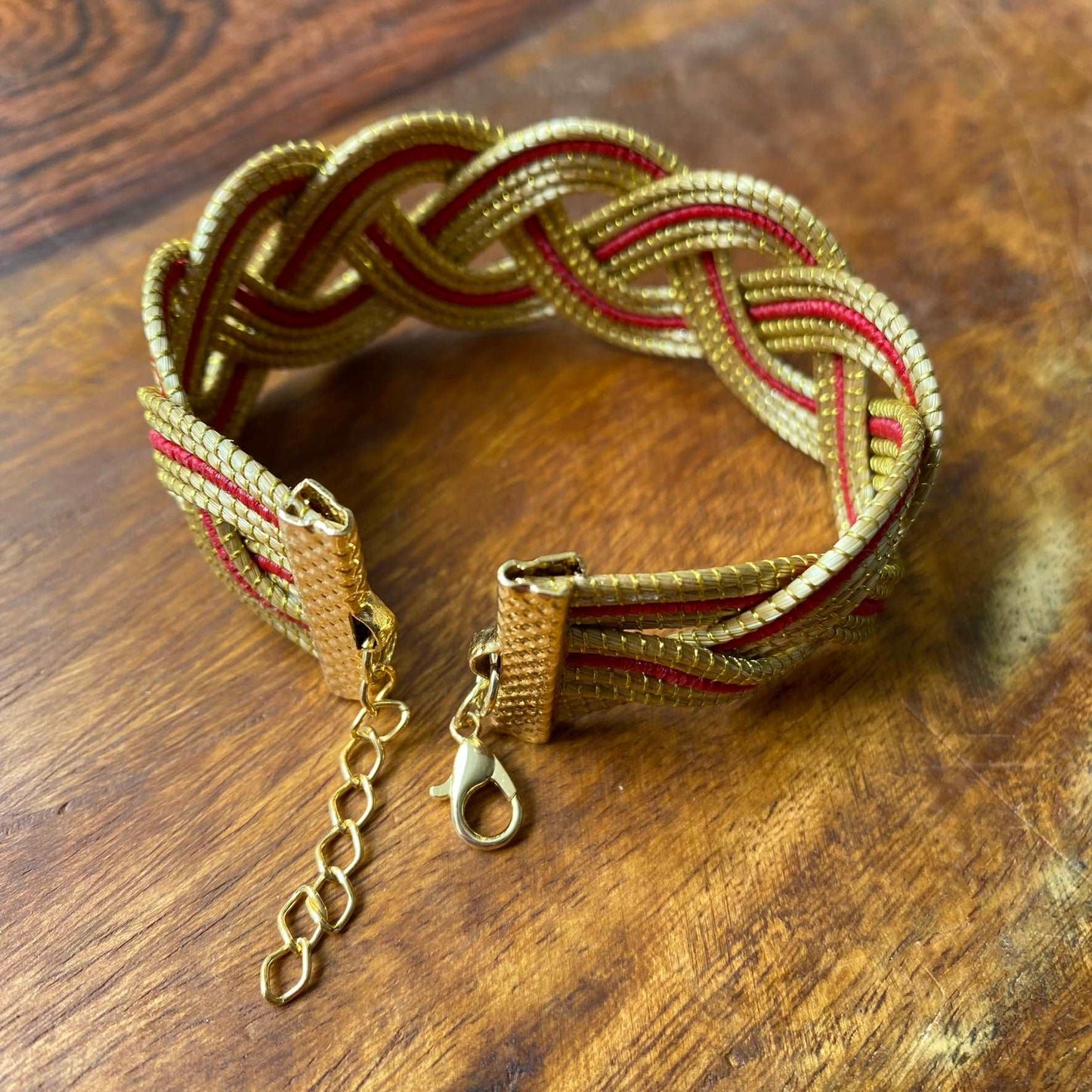 Bracelet Capim Dourado tressé et fibre de palmier buriti teintée rouge