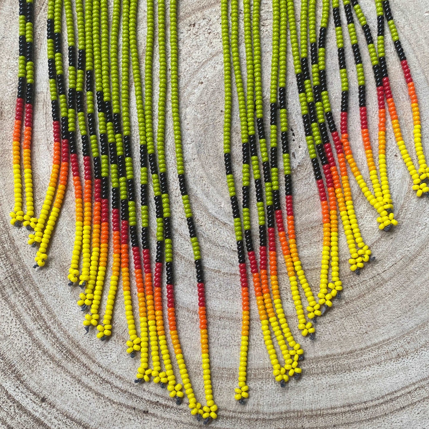 Boucles d'oreilles miçanga - Motif Ara rouge fond vert - Ethnie Wai Wai