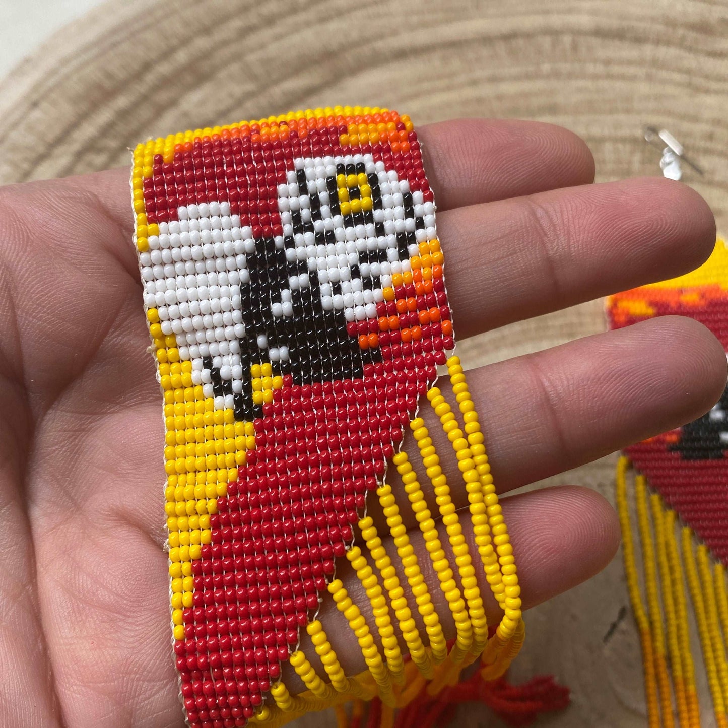 Boucles d'oreilles miçanga - Motif Ara rouge fond jaune - Ethnie Borari