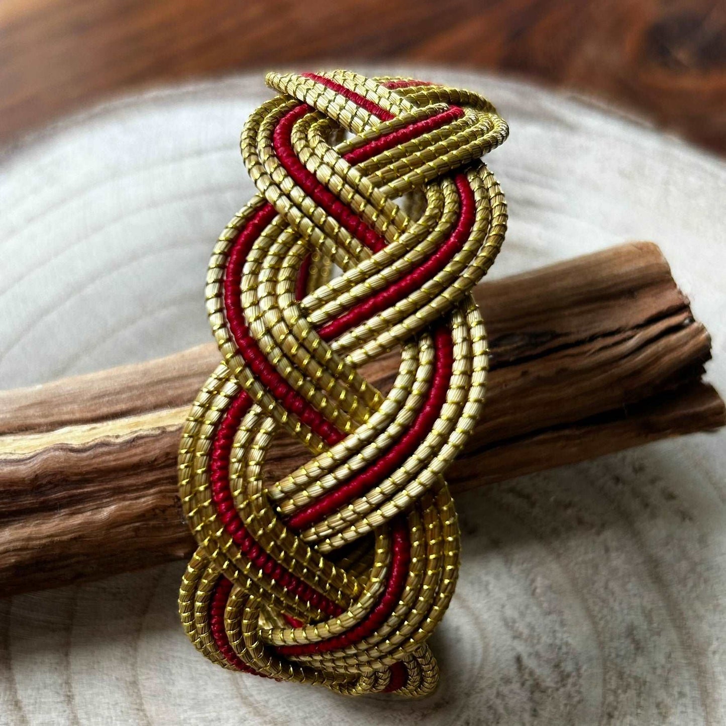 Bracelet Capim Dourado tressé et fibre de palmier buriti teintée rouge