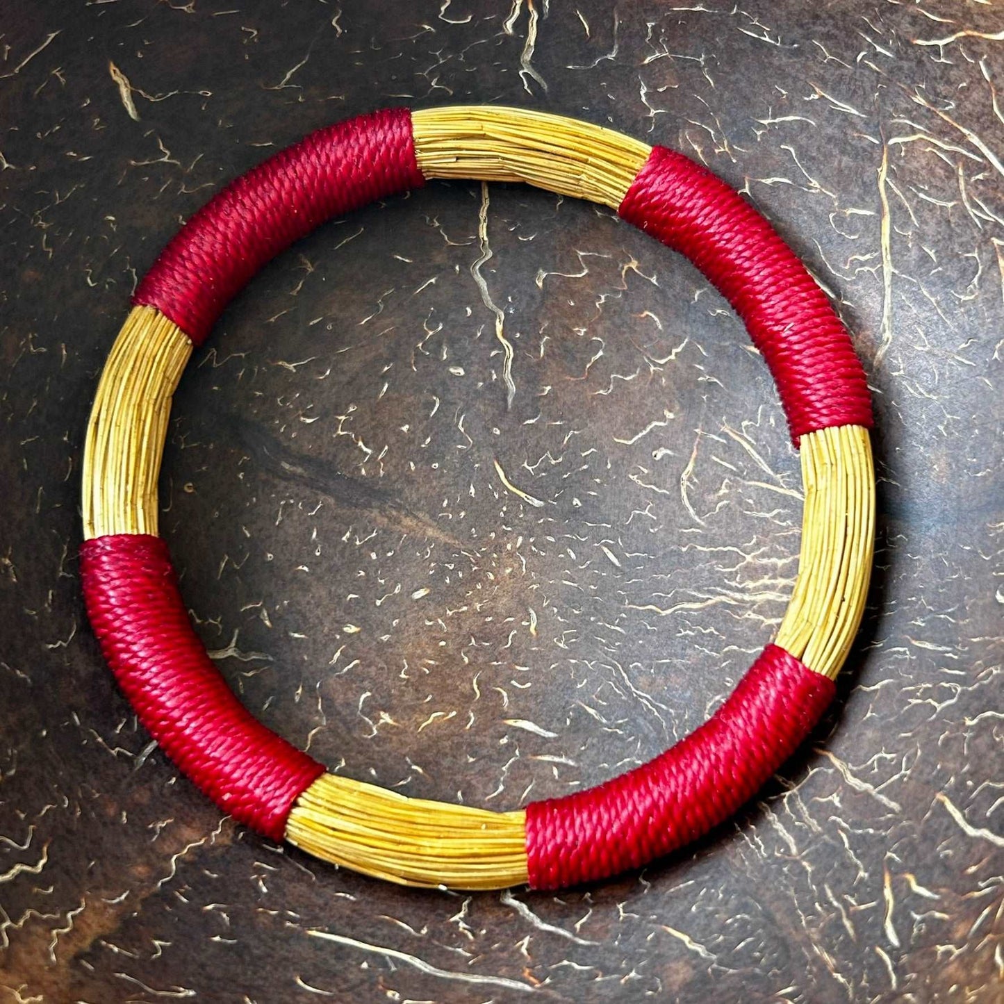 Bracelet Capim Dourado entouré de fils de palmier buriti teinté rouge