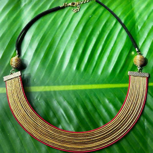 Collier Capim Dourado orné d'une bordure en fibre de palmier buriti teintée en rouge