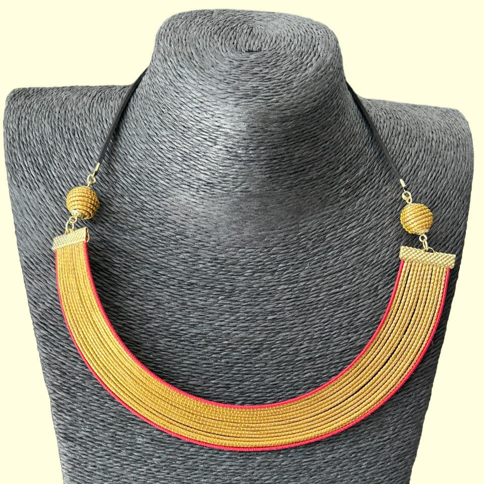 Collier Capim Dourado - bordure en fibre de buriti teintée en rouge
